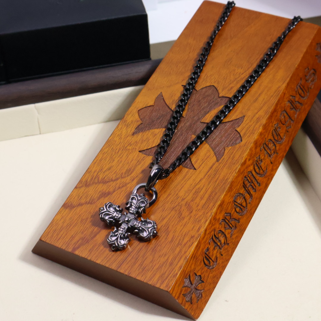 Collar Chrome Hearts Cruz Negra y Dorada con Diseño Exclusivo Unisex 4 i1749006060701 394 0 2