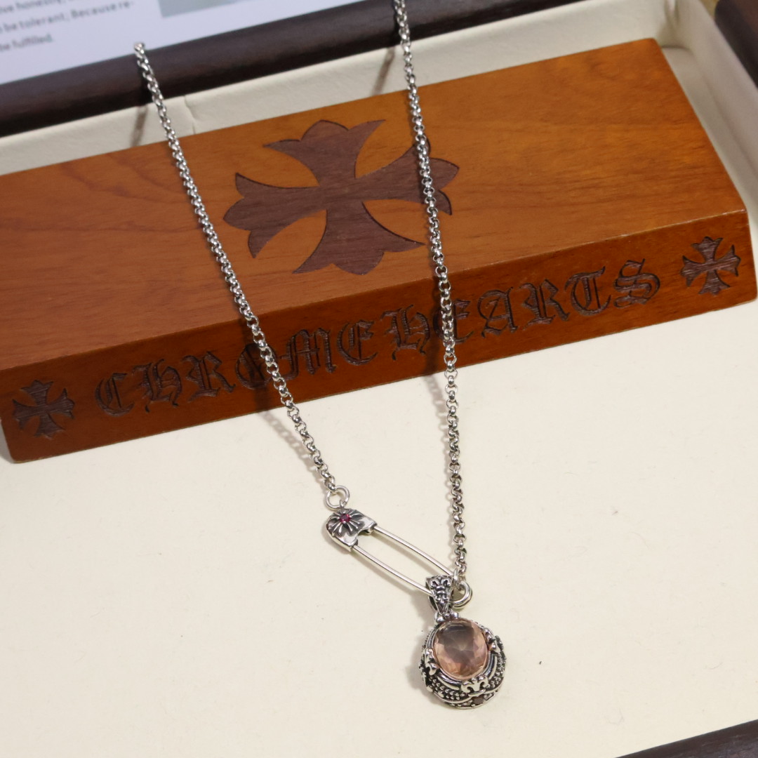 𝐂𝐡𝐫𝐨𝐦𝐞 𝐡𝐞𝐚𝐫𝐭𝐬 克罗心项链胸针链✝️，🆕造型不同的花纹设计风格 呈现出与众不同 十字架 童军