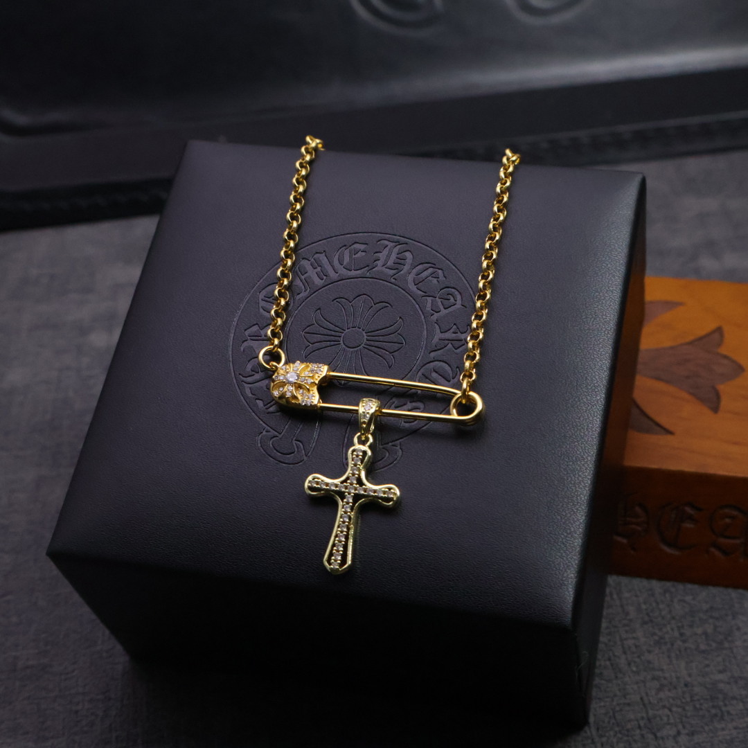 Chrome Hearts 𝐡𝐞𝐚𝐫𝐭克罗心项链 款无论是约会、晚宴，还是日常佩戴，它都能让你散发出与众不同的光芒，浪漫又梦幻～