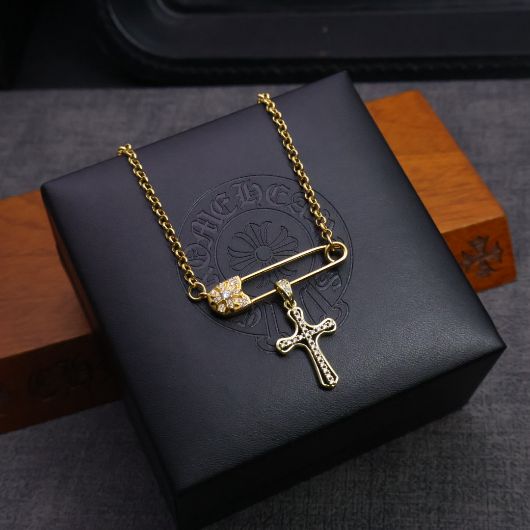 Chrome Hearts 𝐡𝐞𝐚𝐫𝐭克罗心项链 款无论是约会、晚宴，还是日常佩戴，它都能让你散发出与众不同的光芒，浪漫又梦幻～