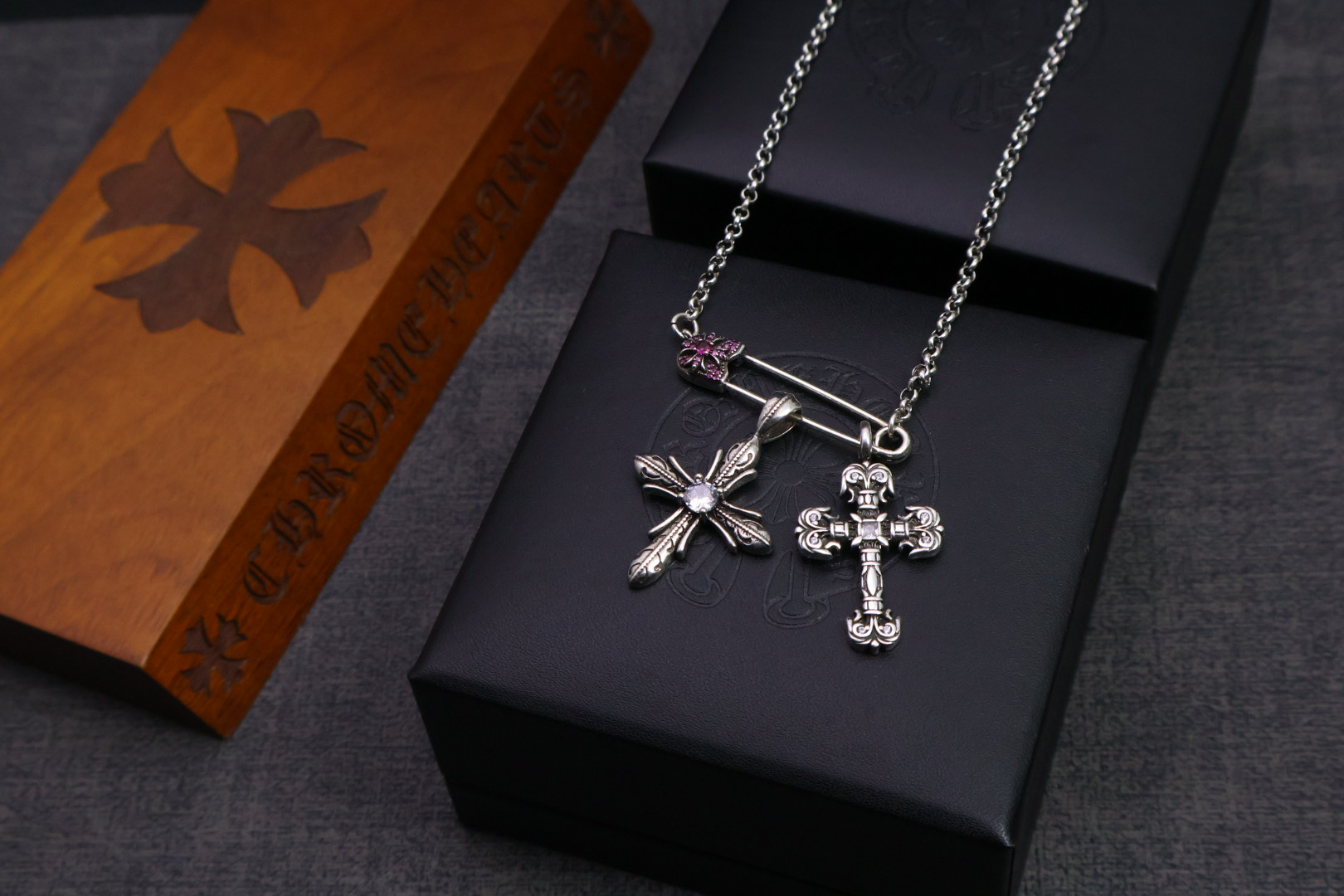 ［爆款推荐］🆕𝐂𝐡𝐫𝐨𝐦𝐞 𝐡𝐞𝐚𝐫𝐭𝐬 克罗心✝️项链胸针链🤩帅爆了克罗心项链 ⚜️造型不同的花纹设计