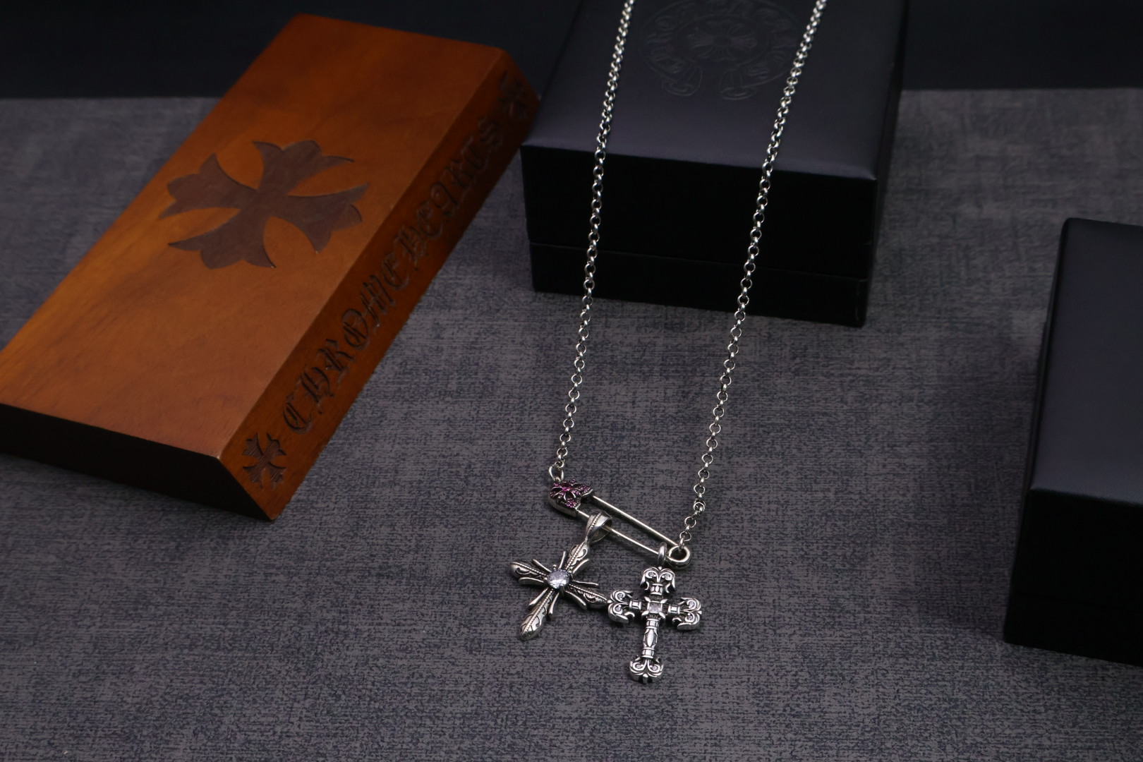 ［爆款推荐］🆕𝐂𝐡𝐫𝐨𝐦𝐞 𝐡𝐞𝐚𝐫𝐭𝐬 克罗心✝️项链胸针链🤩帅爆了克罗心项链 ⚜️造型不同的花纹设计
