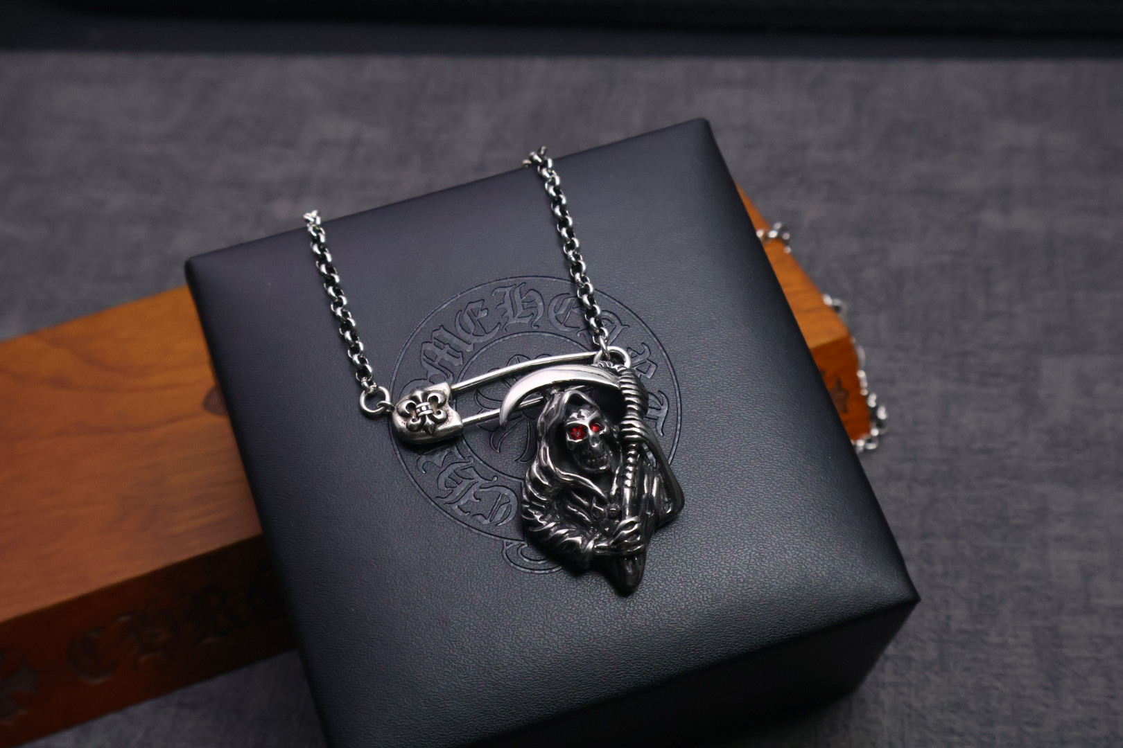 🆕𝐂𝐡𝐫𝐨𝐦𝐞 𝐡𝐞𝐚𝐫𝐭𝐬 克罗心胸针链🤩帅爆了克罗心项链 ⚜️造型不同的花纹设计风格 呈现出与众不同