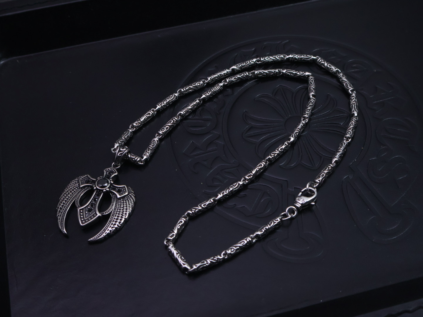 Chrome Hearts Collar con Colgante de Cruz con Alas y Detalles en Circonita 5 i1752719681228 333 0 3