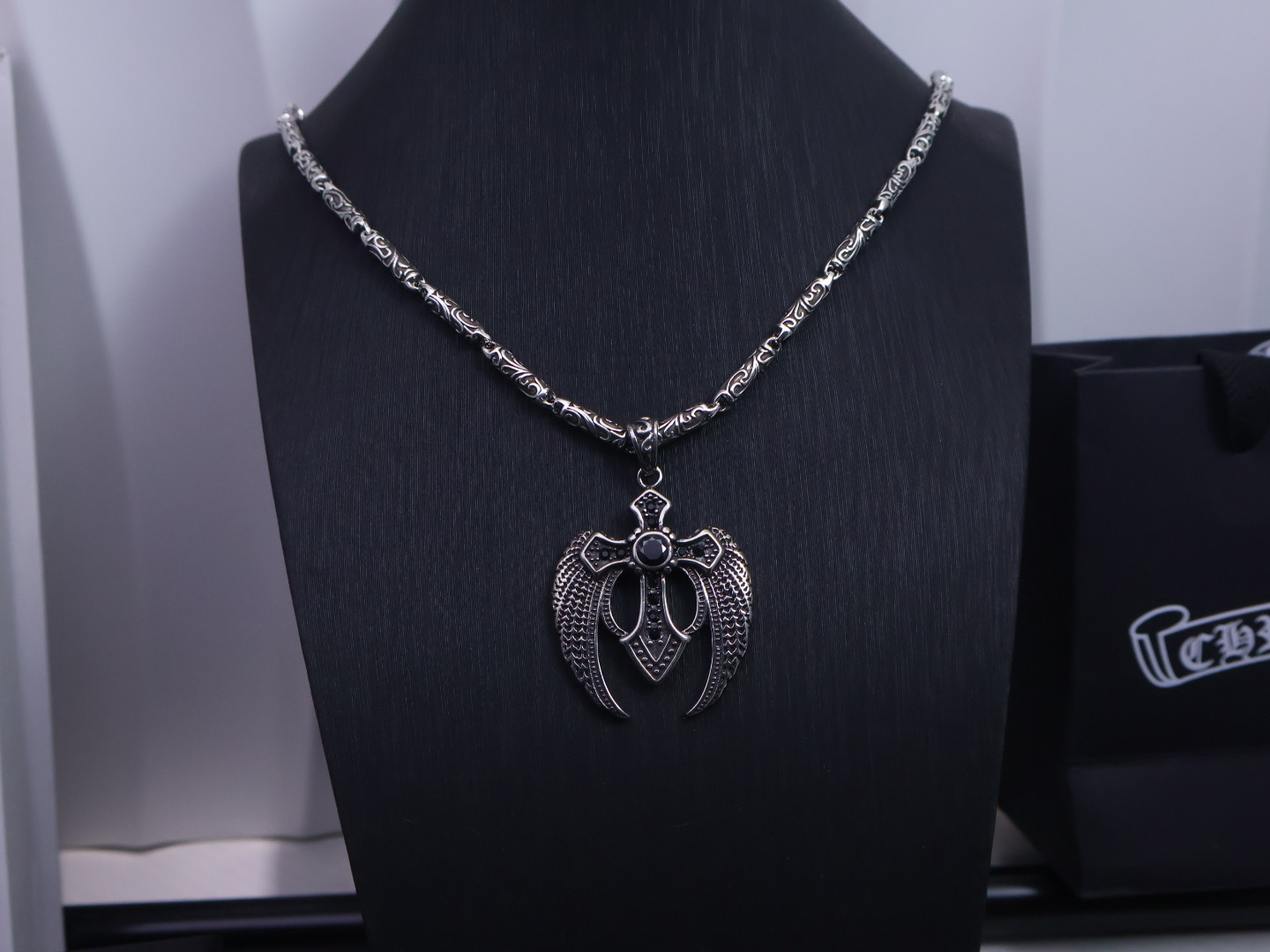Chrome Hearts Collar con Colgante de Cruz con Alas y Detalles en Circonita 3 i1752719681228 5745 0 1