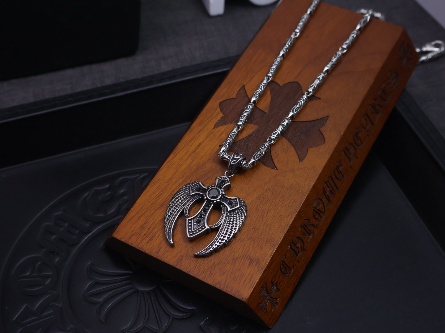 Chrome Hearts Collar con Colgante de Cruz con Alas y Detalles en Circonita 6 i1752719681228 8874 0 4