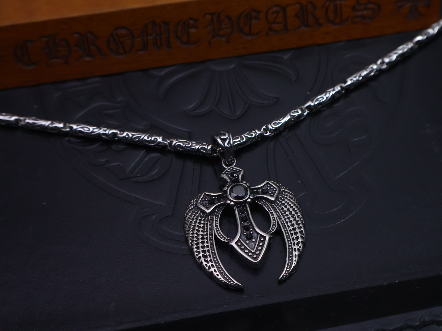 Chrome Hearts Collar con Colgante de Cruz con Alas y Detalles en Circonita 9 i1752719681830 6554 0 7