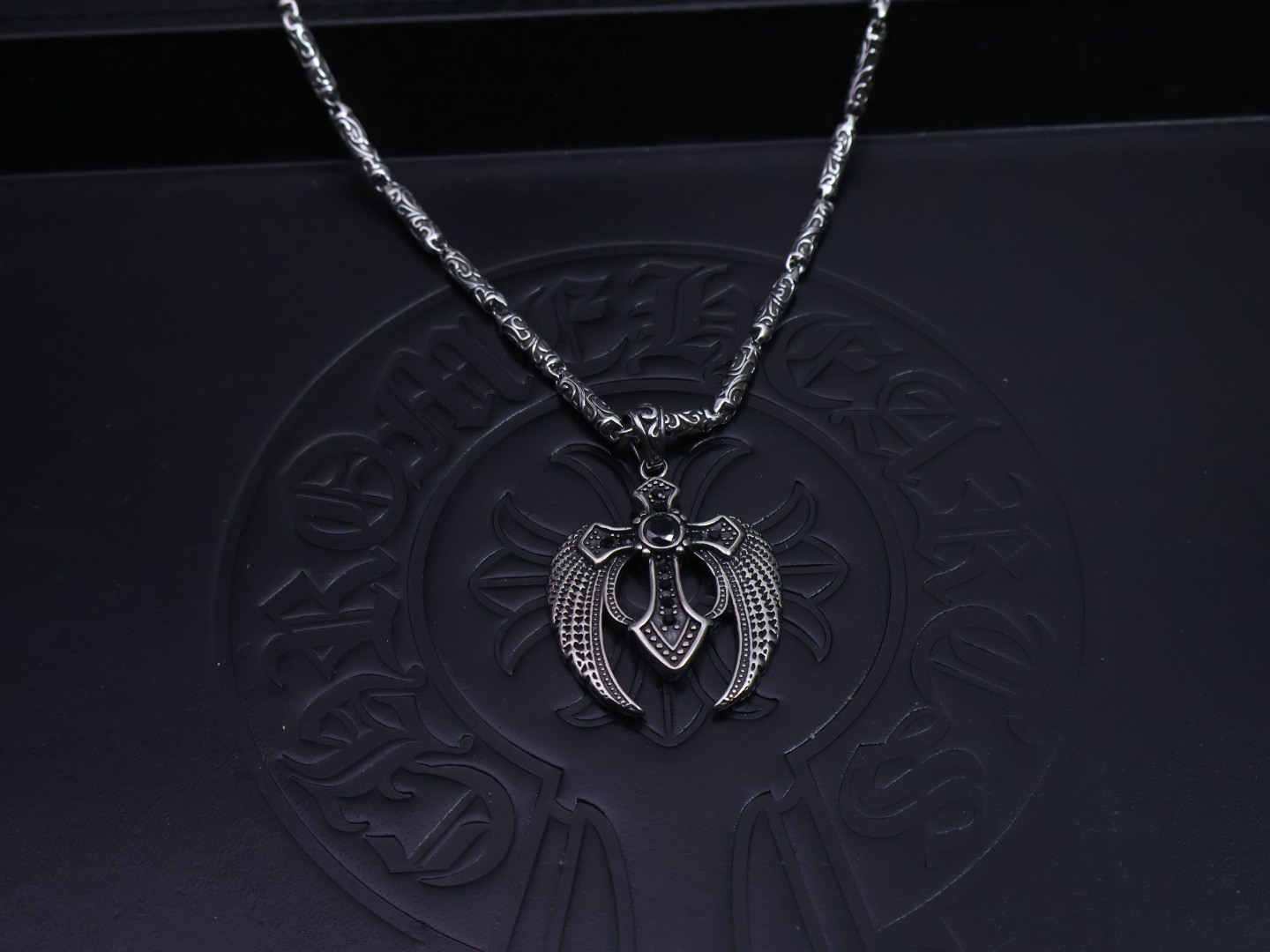 Chrome Hearts Collar con Colgante de Cruz con Alas y Detalles en Circonita 4 i1752719681831 2834 0 2