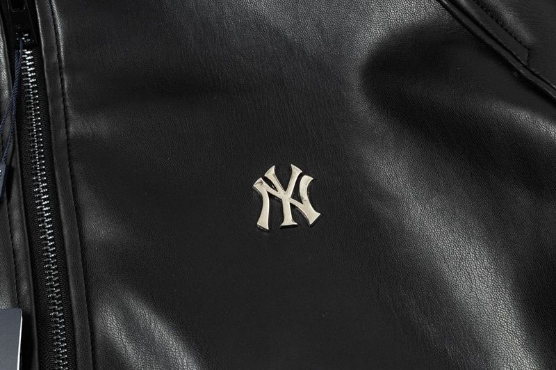 Top Version MLB NY Metal Logo Leather Jacket for Men and Women in Black. - 图片 6