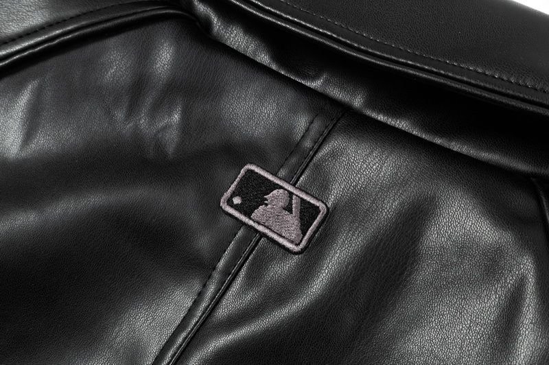 Top Version MLB NY Metal Logo Leather Jacket for Men and Women in Black. - 图片 4