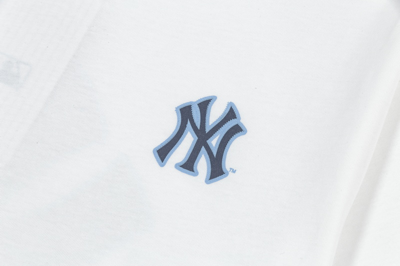 MLB New York Yankees Graphic Tee - Stylish & Comfortable Fan Apparel 29 a1743339437287 3268