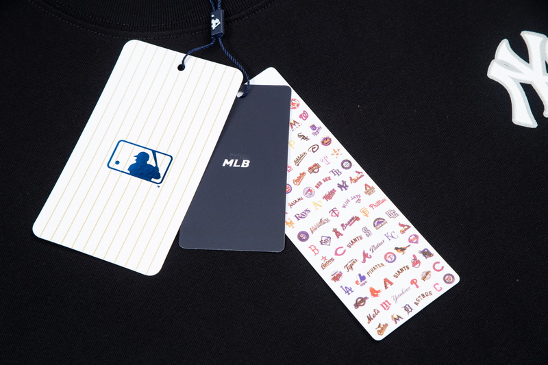 MLB New York Yankees Graphic Tee - Stylish & Comfortable Fan Apparel 36 a1743339438836 2253