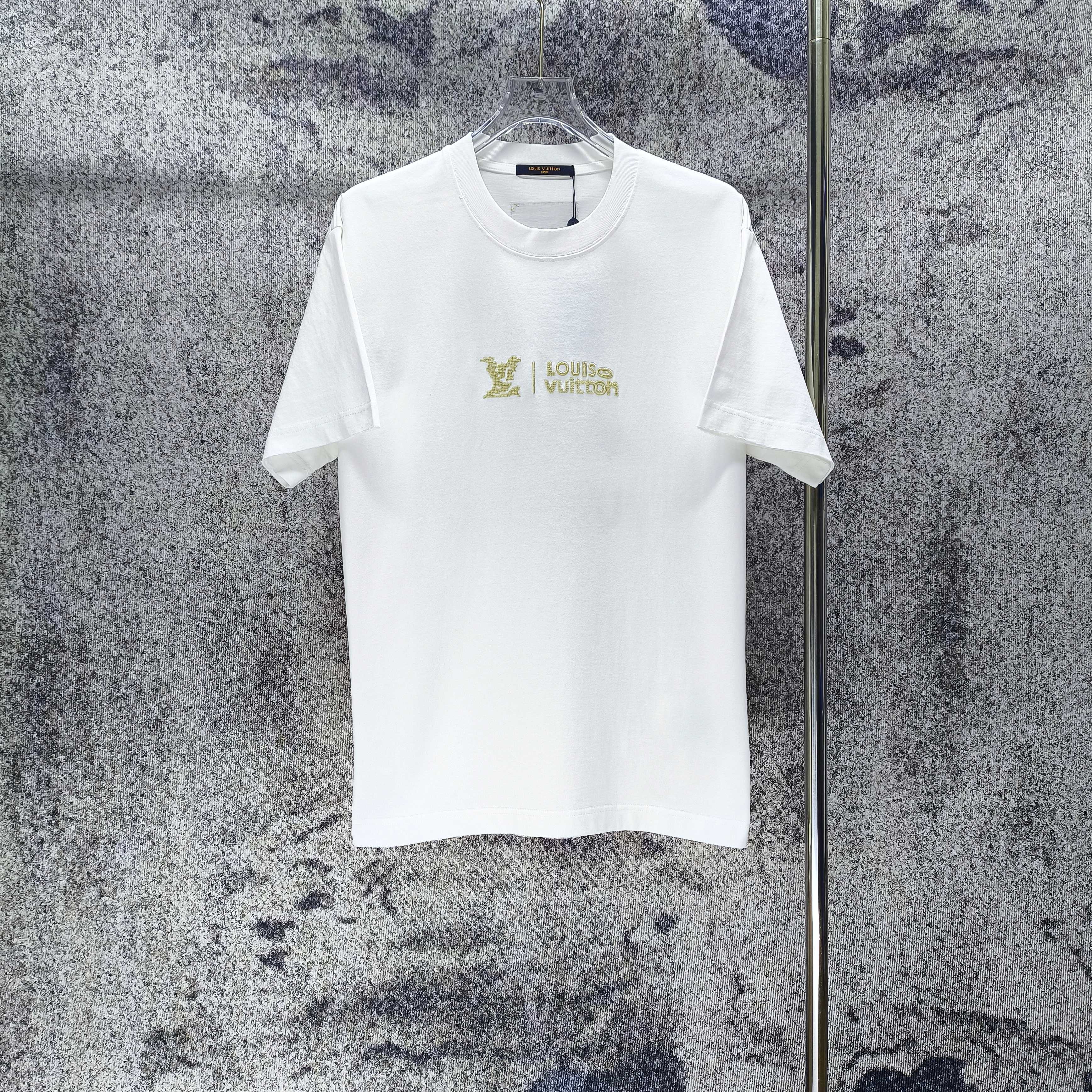 P100 LV 2026 primavera/verano nuevo estilo, desgastado a mano, bordado hueco de alta costura, camiseta de manga corta d…