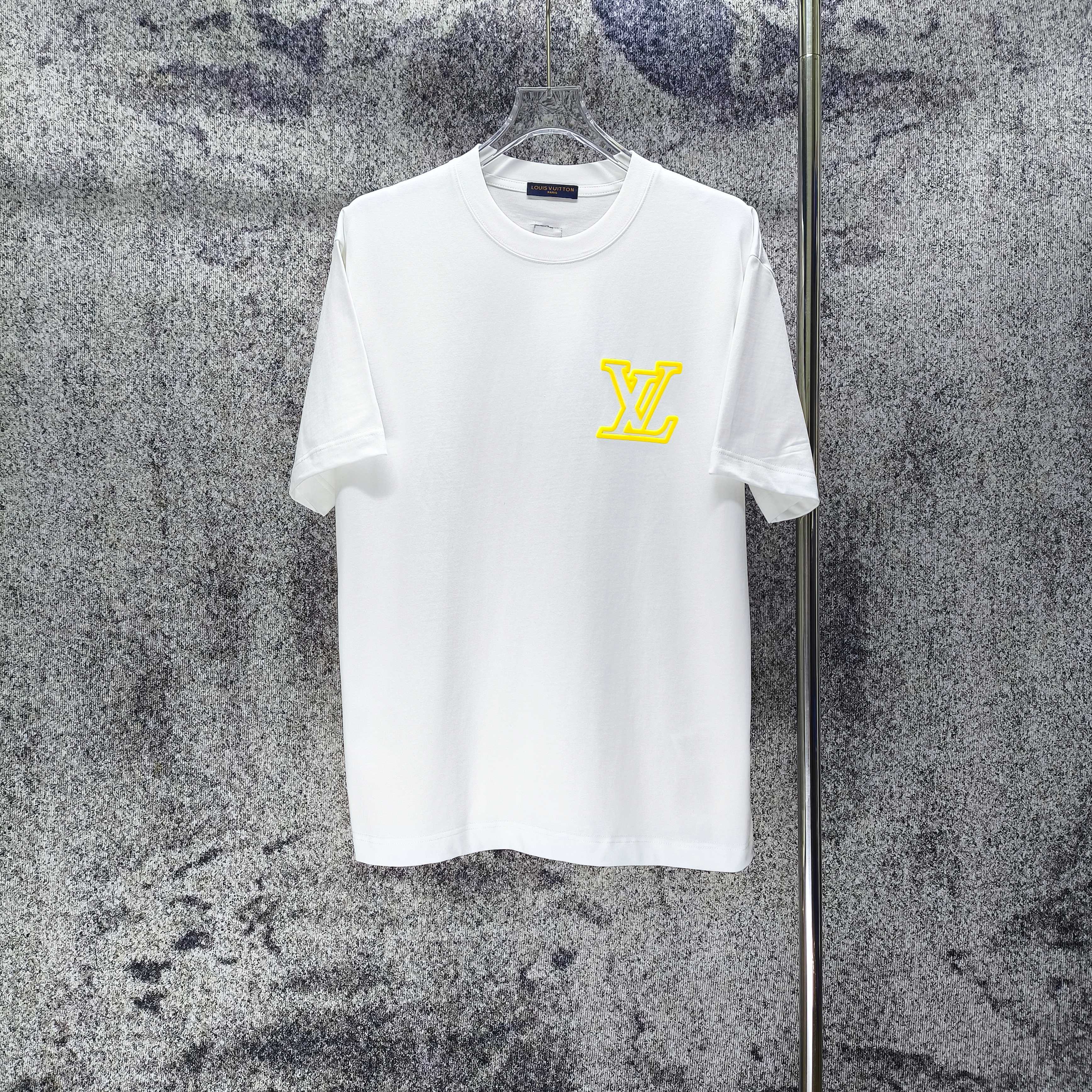 P70 LV 2026 primavera/verano nuevo estilo, logo en relieve espumado, camiseta de manga corta, corte holgado unisex, tal…