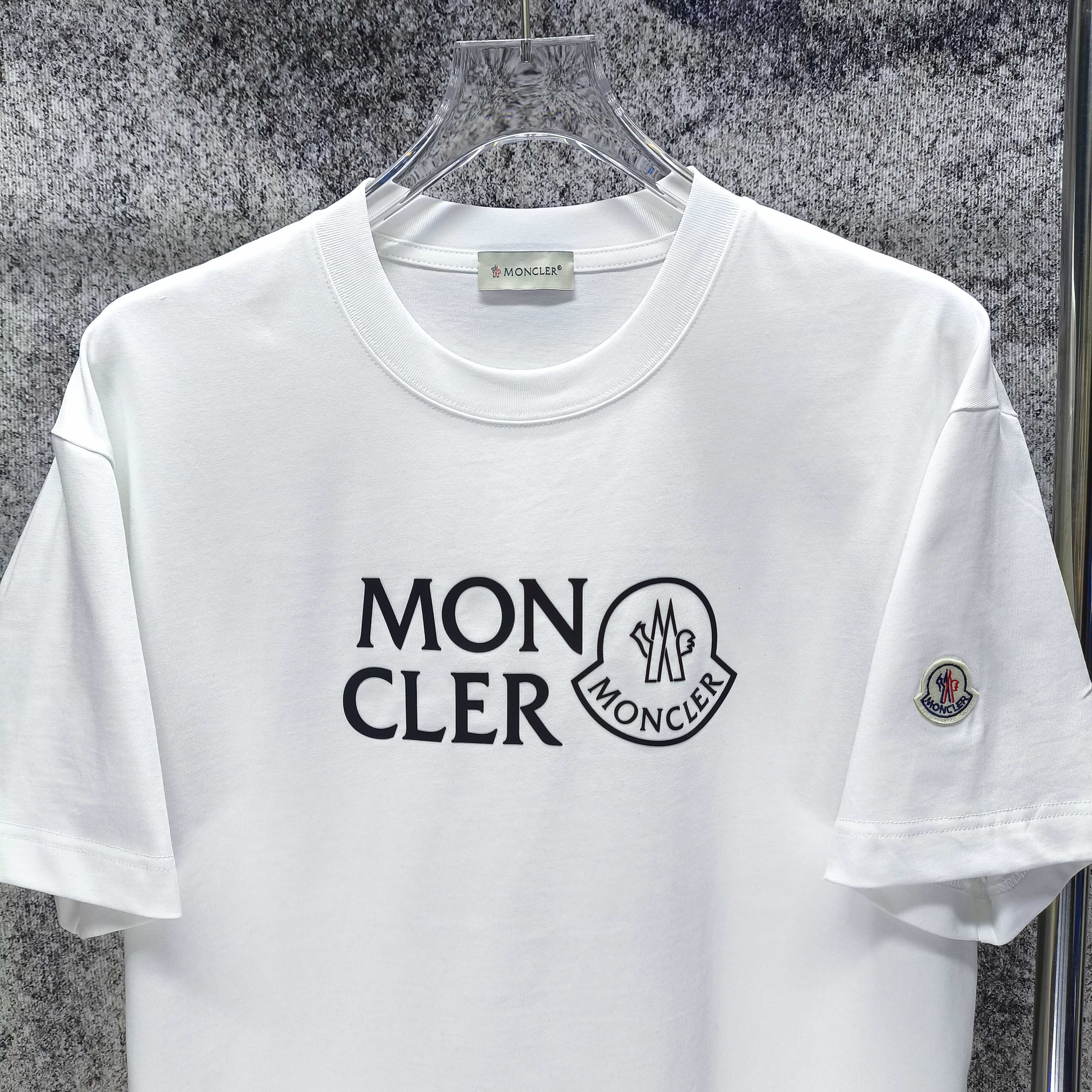 몽클레어 3D 두꺼운 루즈핏 여성 반팔 티셔츠 88830 이미지 3