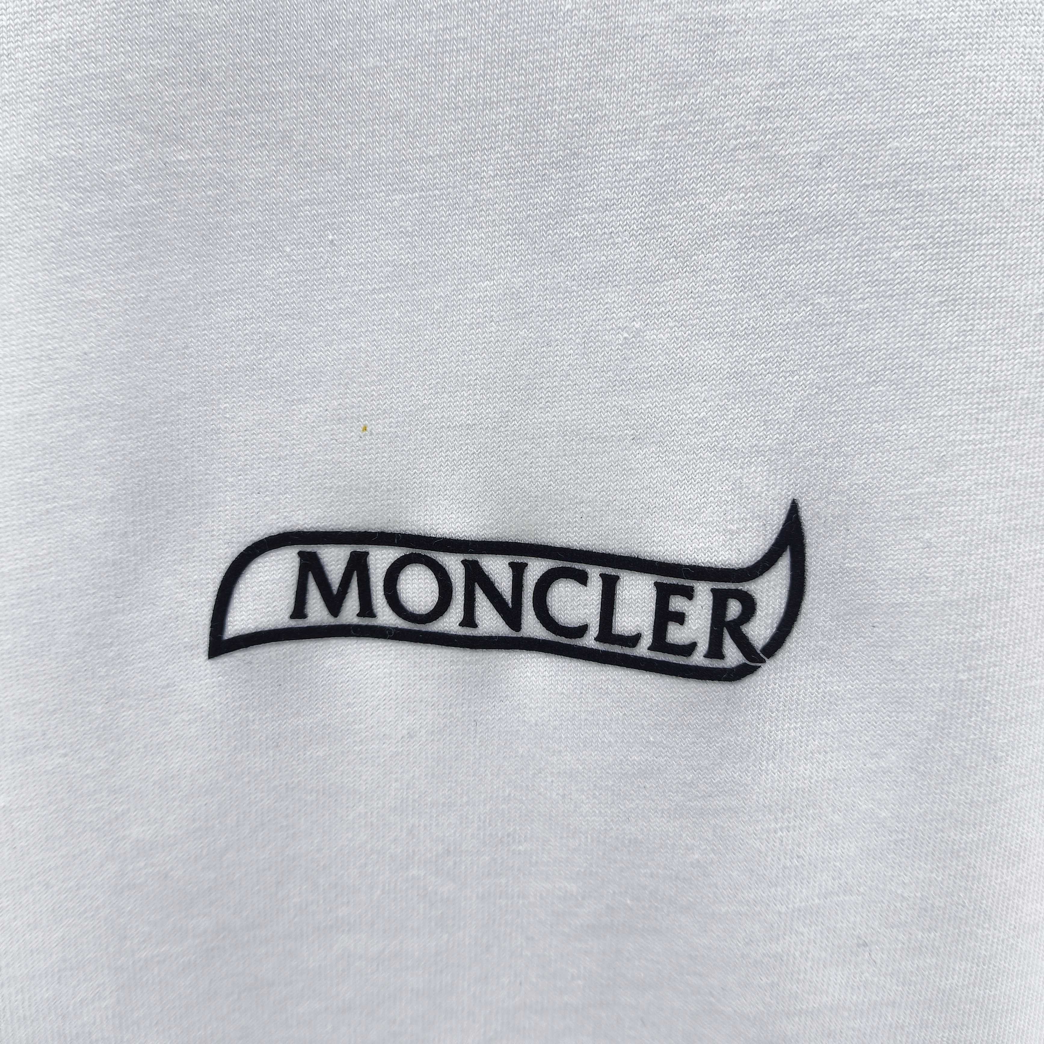 몽클레어 플로키 가공 레터 프린트 여성 반팔 티셔츠 88834 이미지 4
