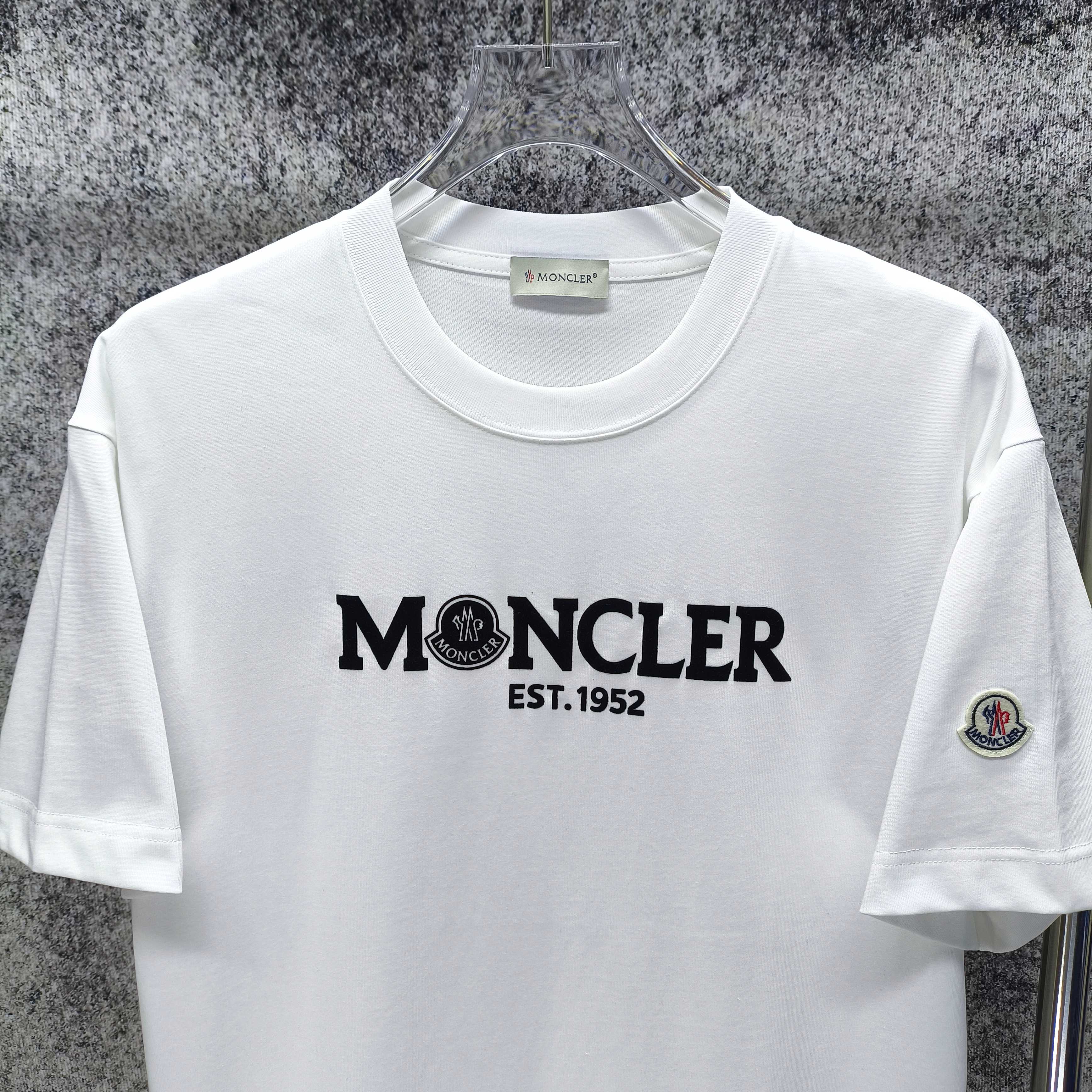 몽클레어 플로키 가공 레터 프린트 여성 반팔 티셔츠 88836 이미지 3