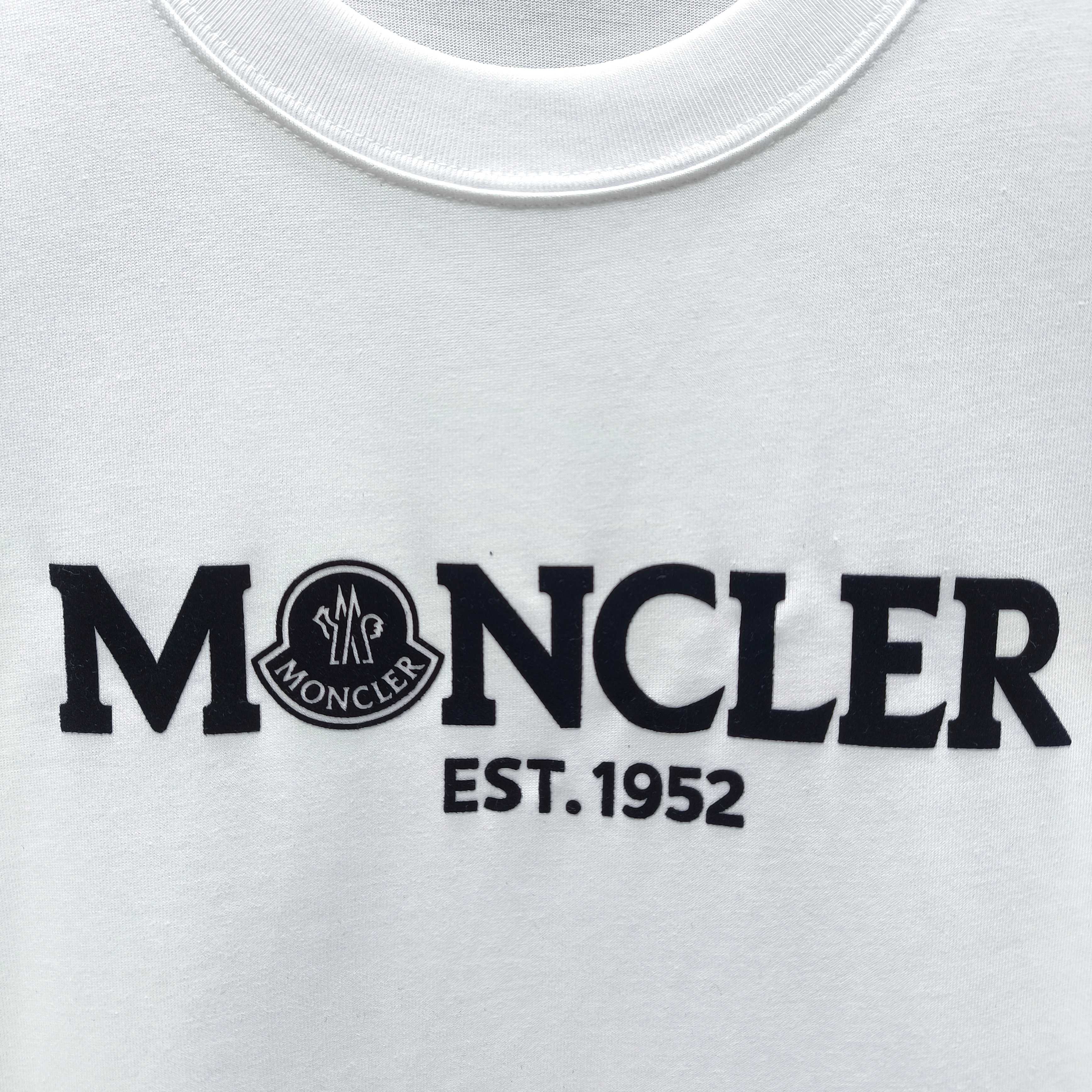 몽클레어 플로키 가공 레터 프린트 여성 반팔 티셔츠 88836 이미지 4