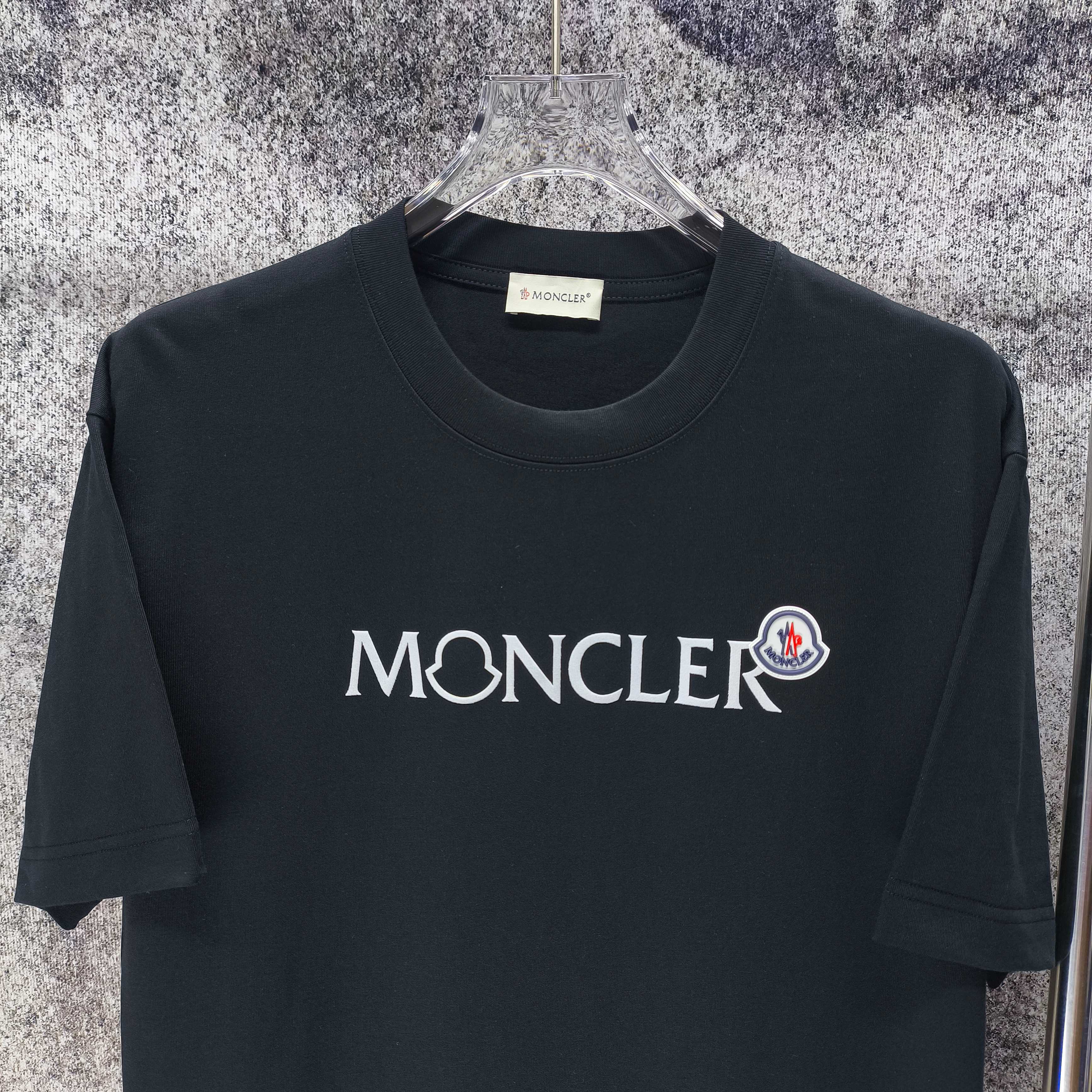 몽클레어 플로키 가공 실리콘 패치 여성 반팔 티셔츠 88839 이미지 3