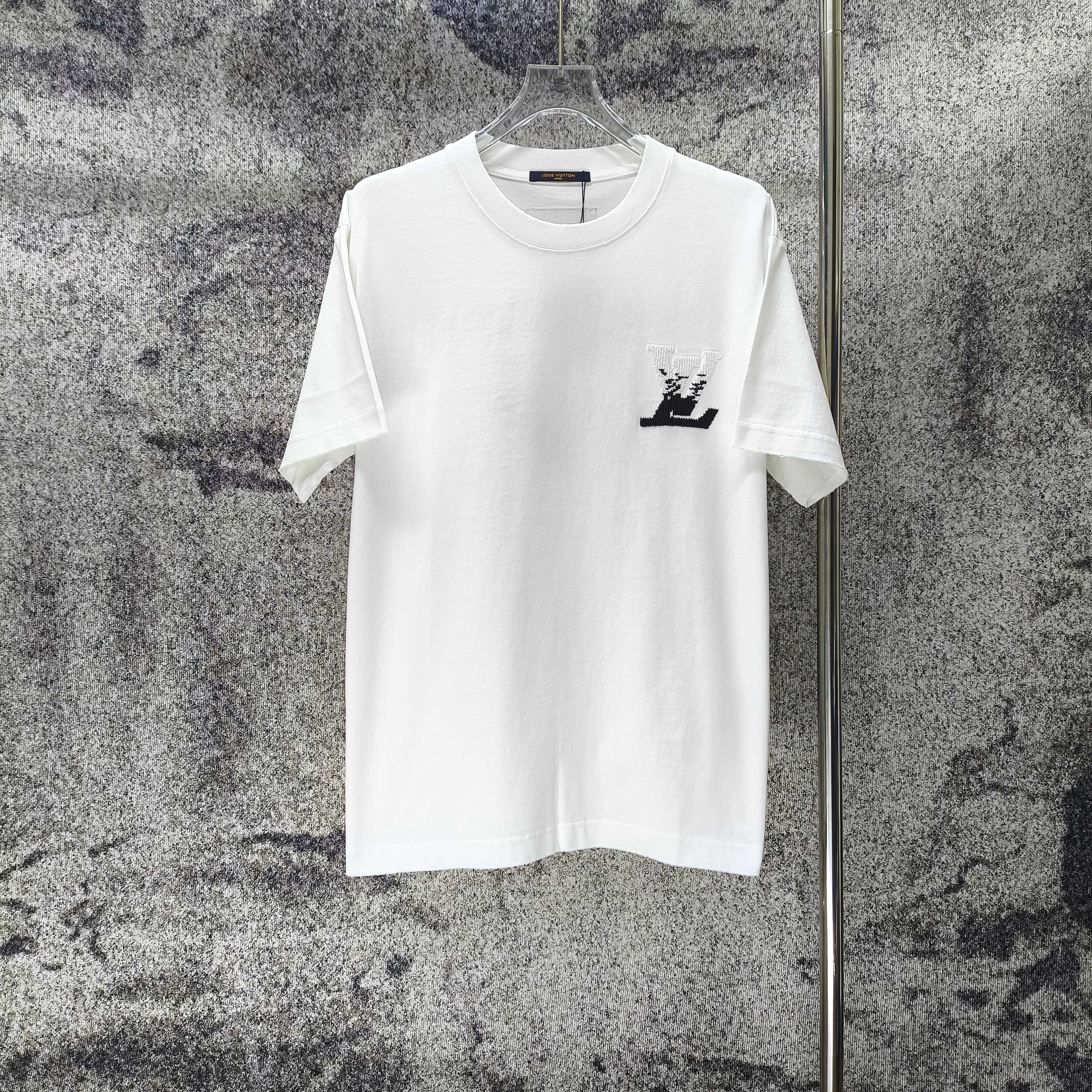 P100 LV* Nueva camiseta de manga corta de primavera/verano 2026, cuello y mangas desgastados con lavado a la piedra, lo…