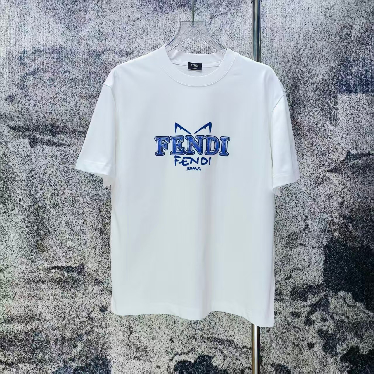 P 90.00 Fendi* nueva colección primavera/verano 2026 camiseta de manga corta con logo de silicona tridimensional corte …