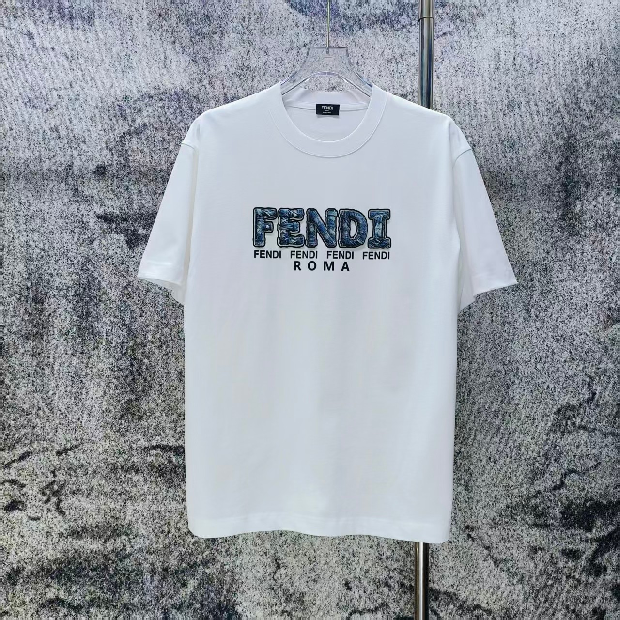 P 90.00 Fendi* nueva colección primavera/verano 2026 camiseta de manga corta con logo de goma gruesa con velcro corte h…