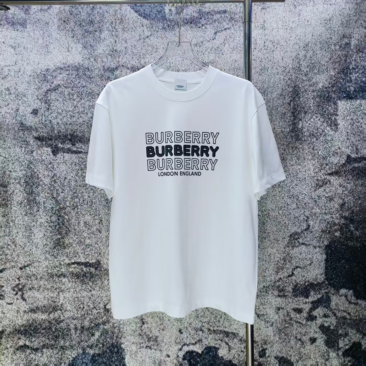 P 90.00 BUR* Burberry Nueva colección primavera-verano 2026, camiseta de manga corta con logo de terciopelo y pedrería,…