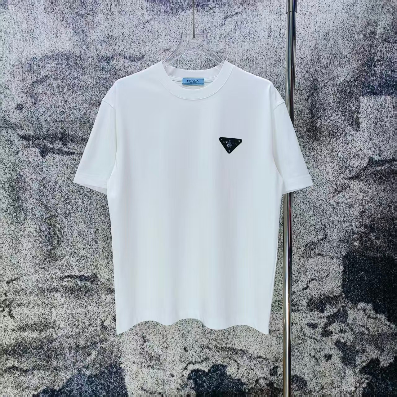 P 85.00 PRADA* Prada 2026 nuevo estilo primavera y verano Placa gruesa con logo plateado Camiseta de manga corta Corte …