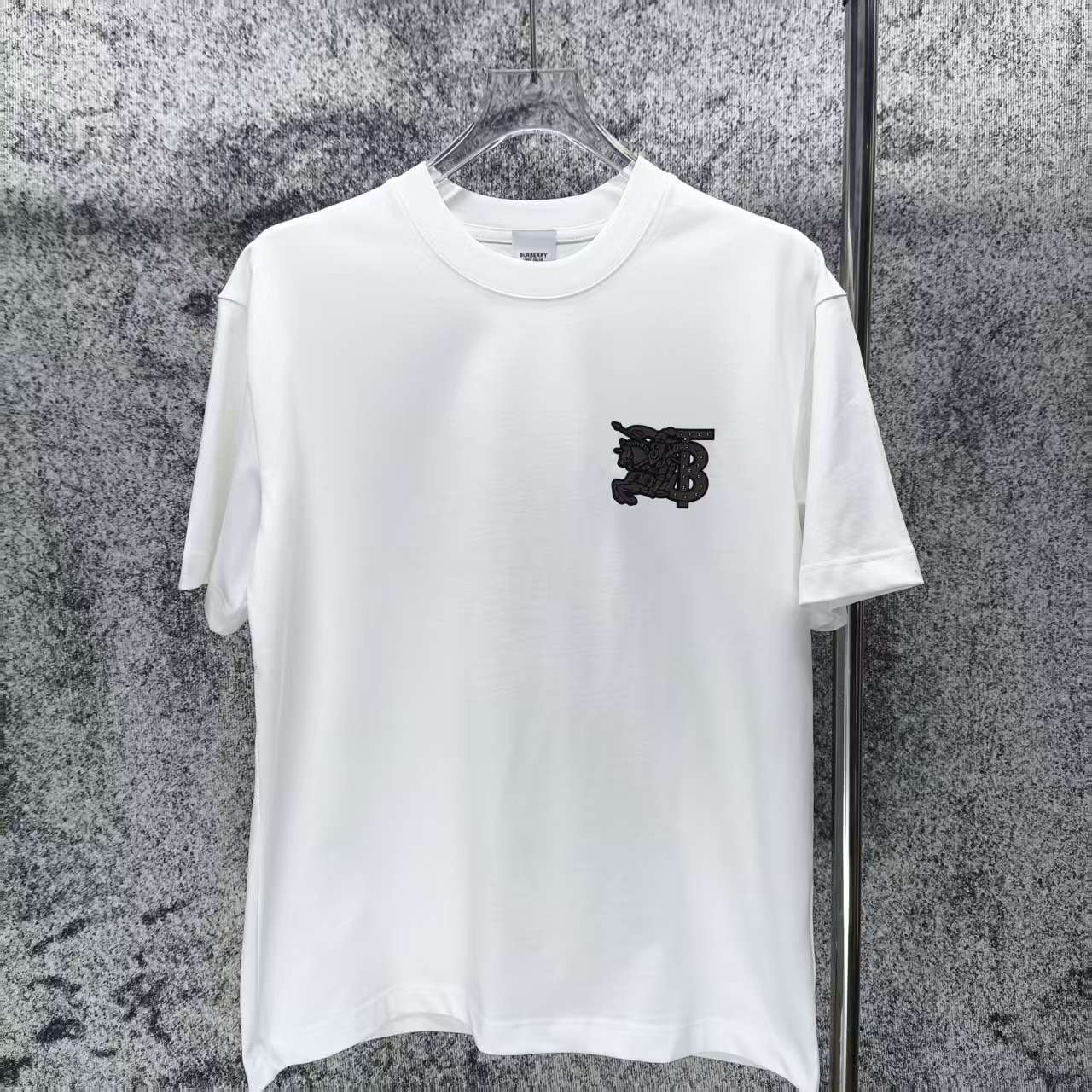 P 95.00 Bur * Burberry 2026 Primavera y verano Nueva placa gruesa Logotipo de cuentas de goma Camiseta de manga corta A…
