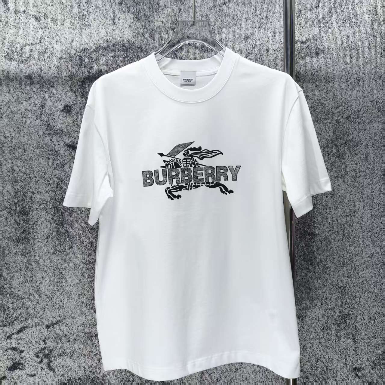 P 90.00 Bur* Burberry Nueva colección primavera-verano 2026, camiseta de manga corta con logo de terciopelo ➕ adhesivo …