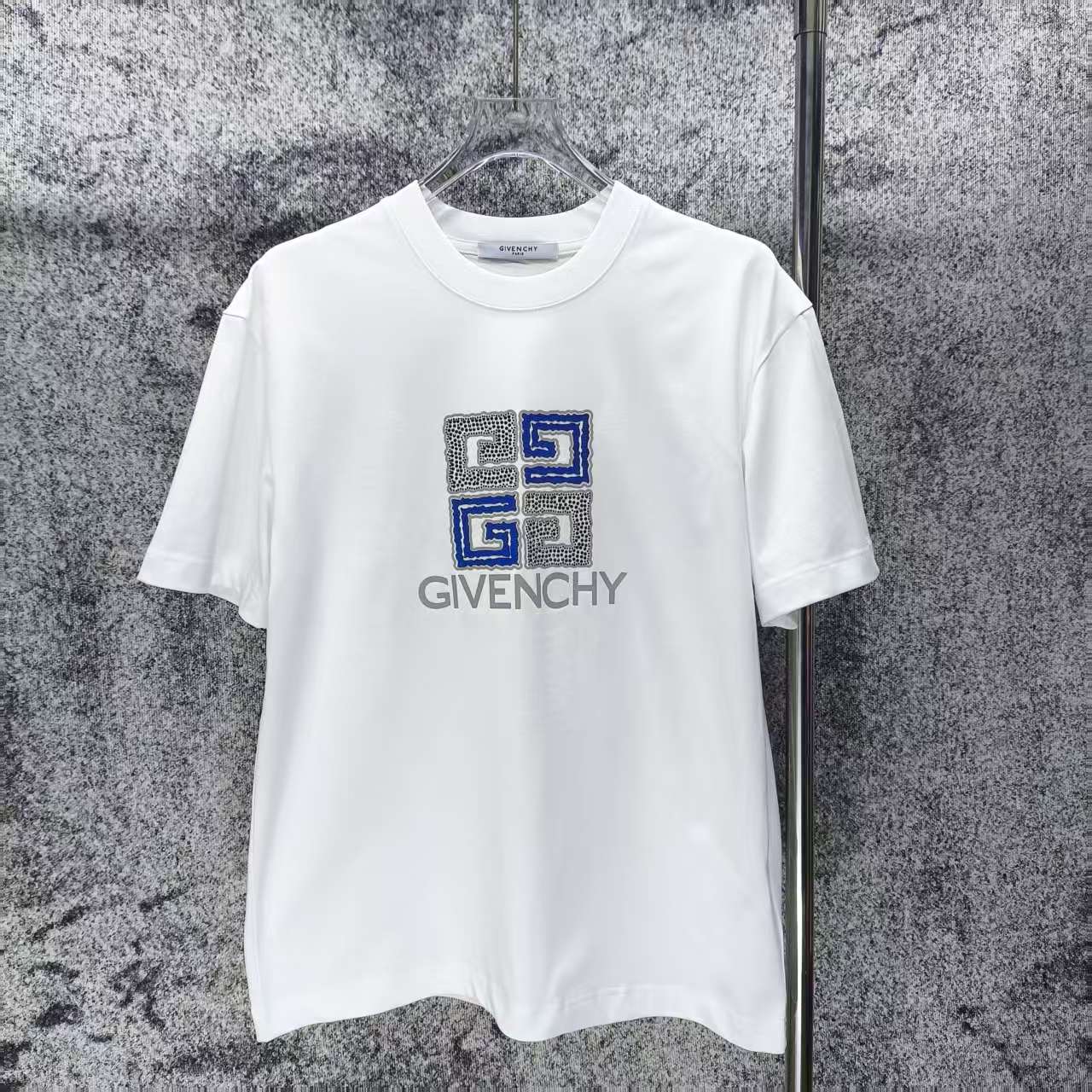 P 90.00 Gvc* Givenchy 2026 nuevo estilo de primavera y verano Placa gruesa con logo de diamante caliente Camiseta de ma…