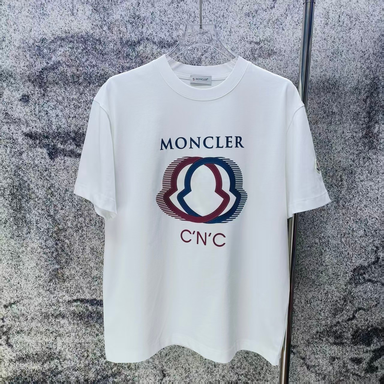 P 90.00 MONCLE* 蒙口 2026 primavera-verano nueva camiseta de manga corta con logo de goma gruesa en relieve, corte holgad…