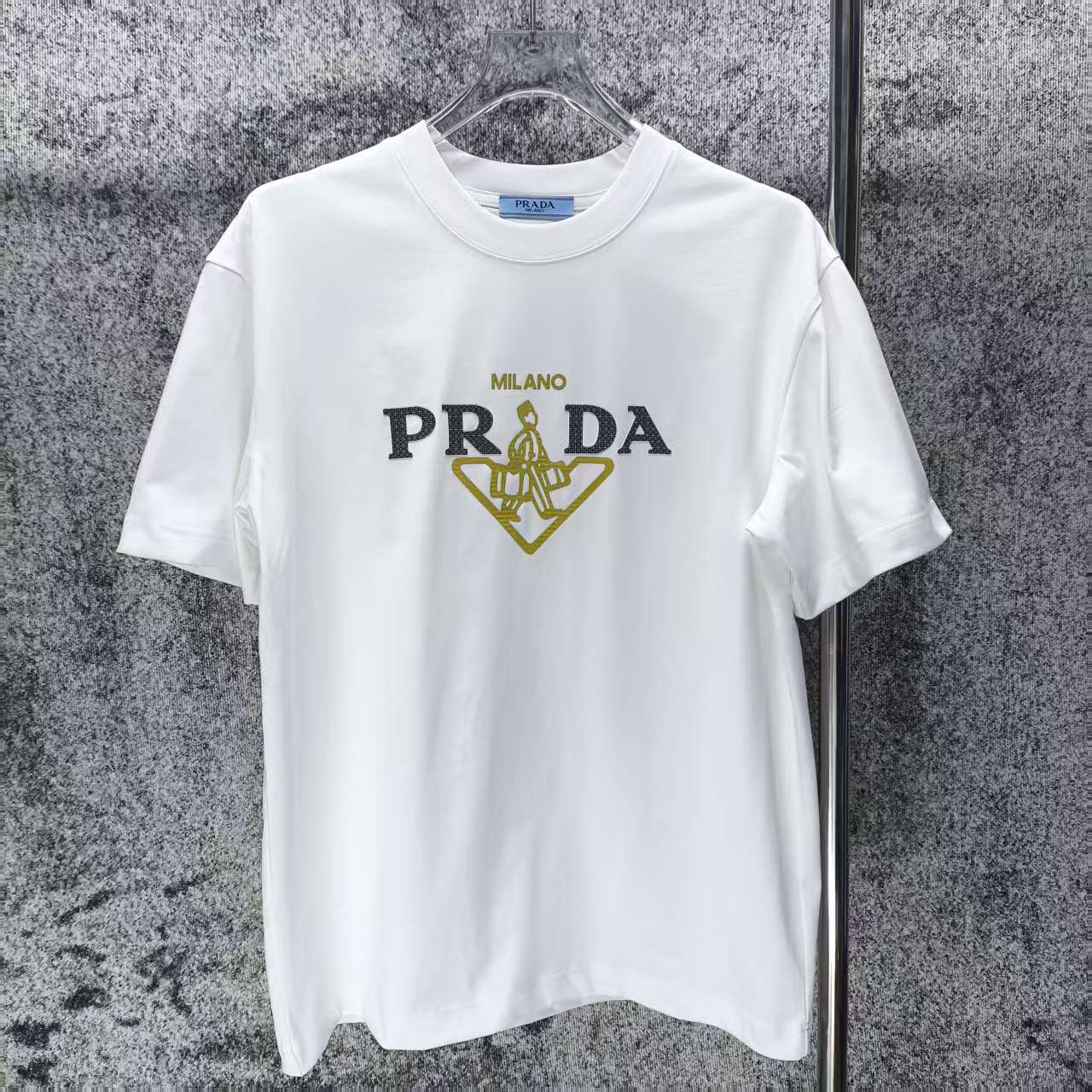 P 90.00 PRADA* Prada 2026 nuevo estilo primavera y verano, logo tridimensional de goma con placa gruesa, camiseta de ma…