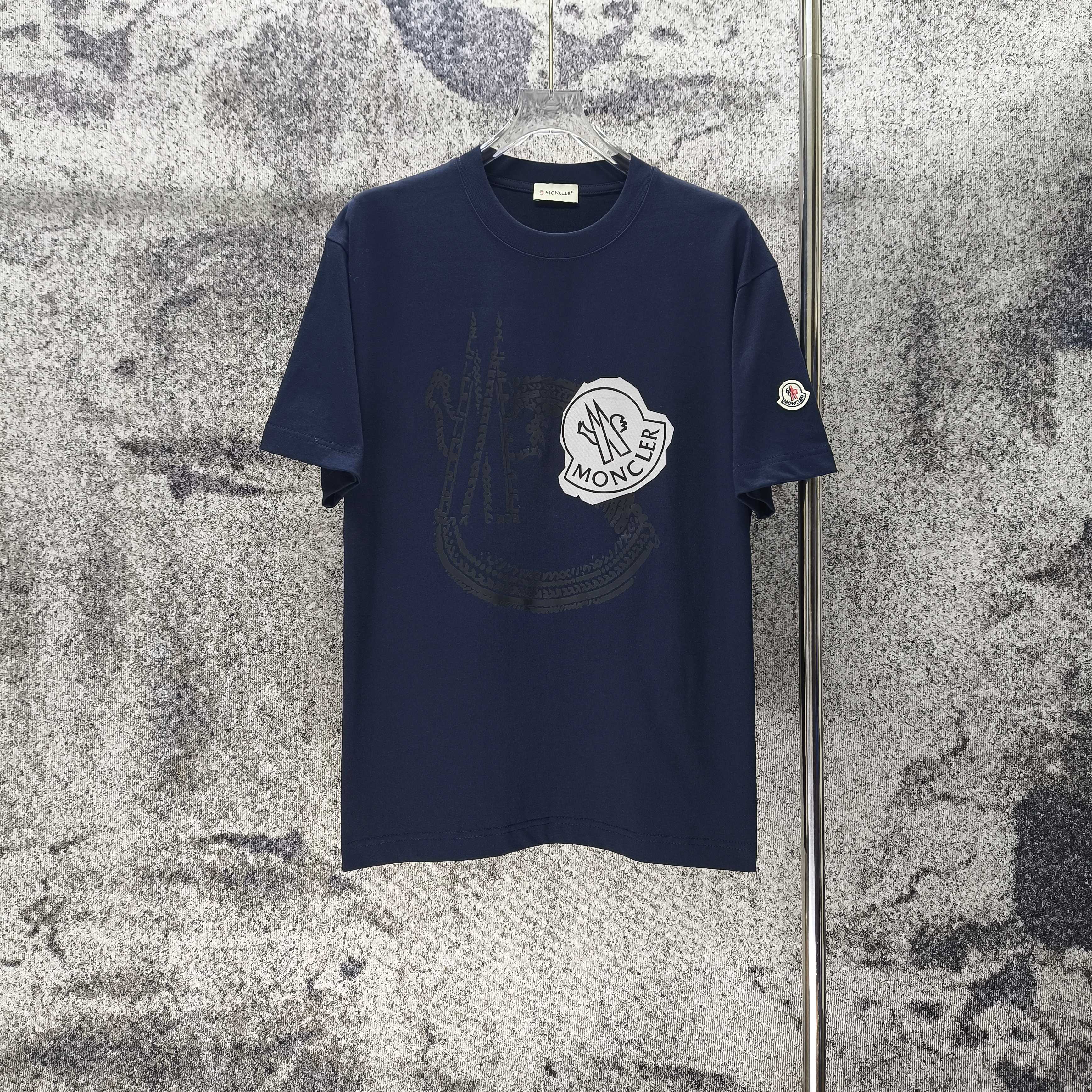 P 90.00 MONCLE* 蒙口 2026 primavera-verano nueva camiseta de manga corta con logo impreso y parche de silicona, corte hol…