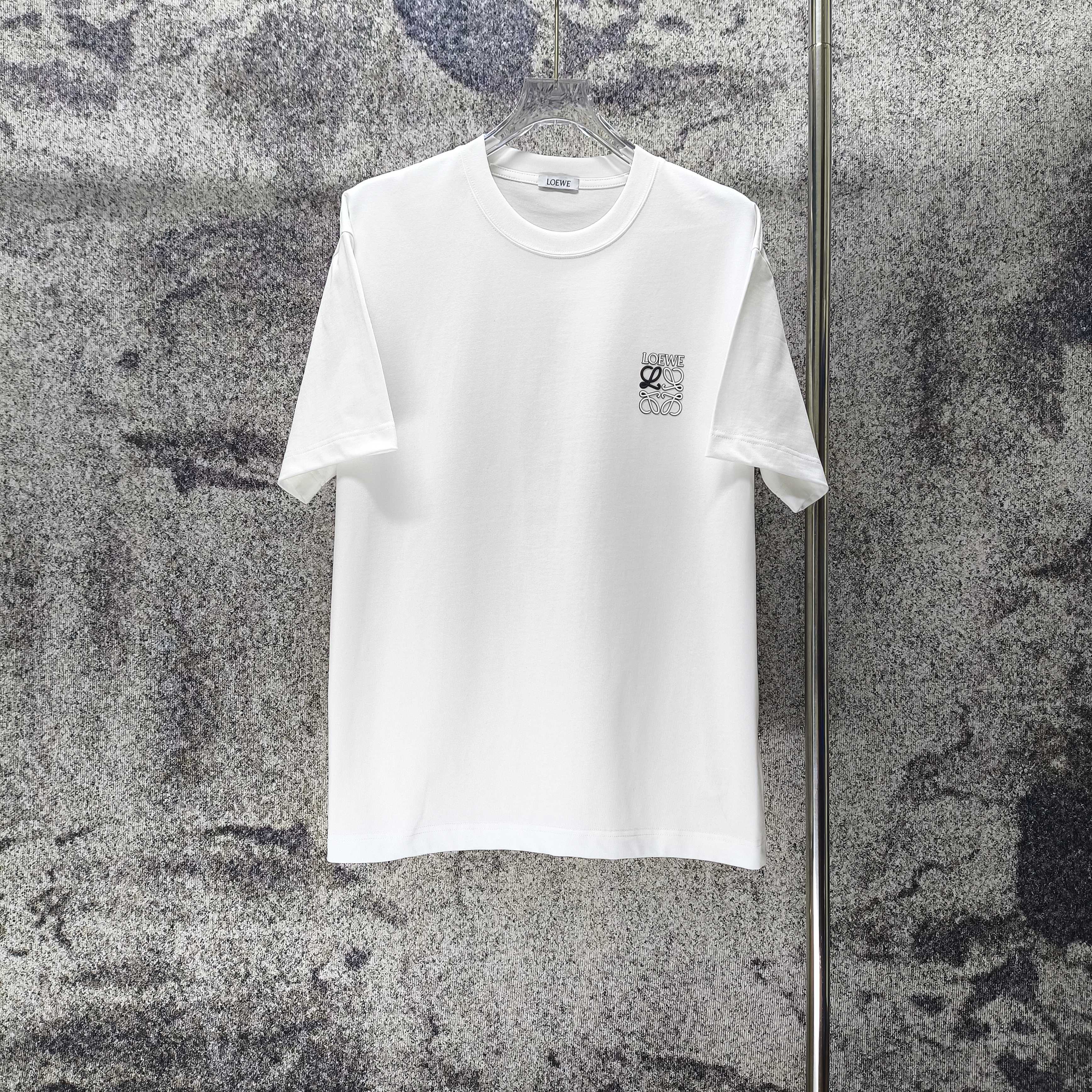 P 85.00 LOEWE* 罗意威 2026春夏新款 立体硅胶小logo 短袖t恤 宽松版型男女同款 尺码 S M L XL XXL 黑色 白色