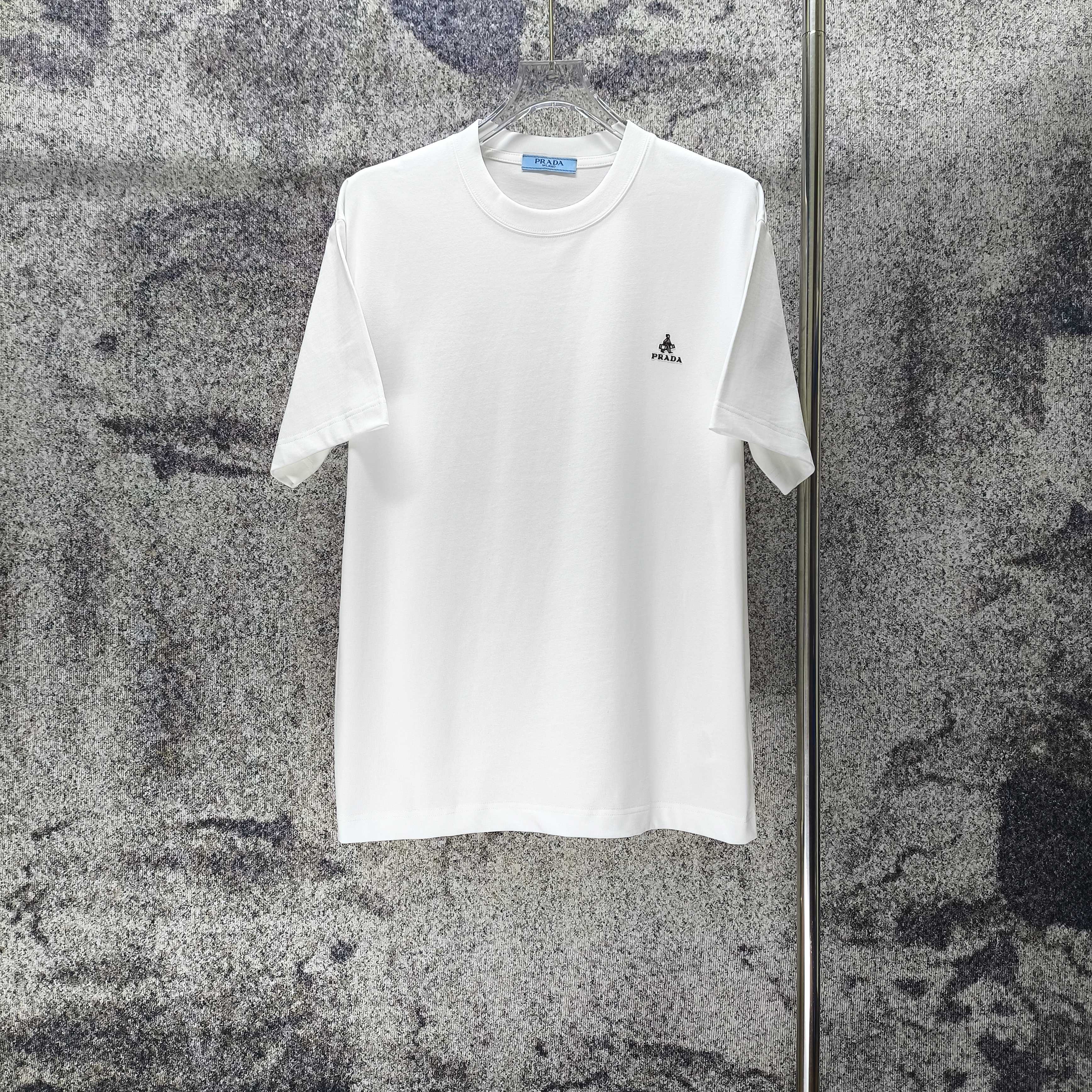 P 85.00 PRADA* Prada 2026 primavera y verano nuevo estilo tridimensional silicona logo pequeño camiseta de manga corta …