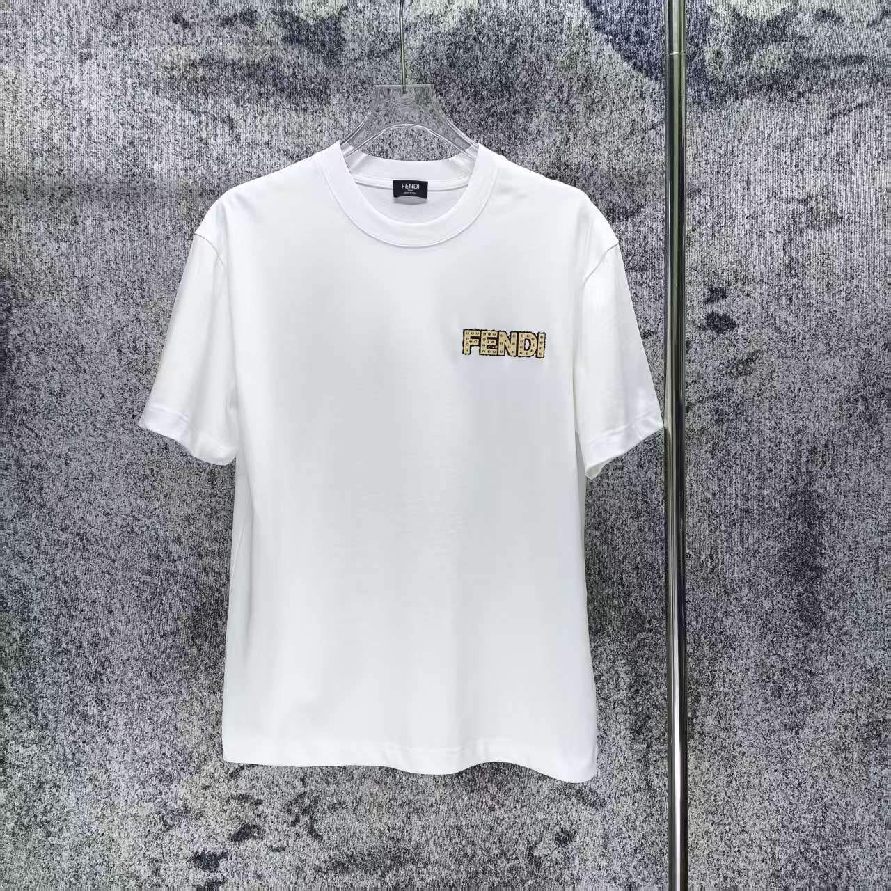 P 95.00 Fendi* nueva colección primavera/verano 2026 camiseta de manga corta con logo de goma gruesa con cuentas termof…
