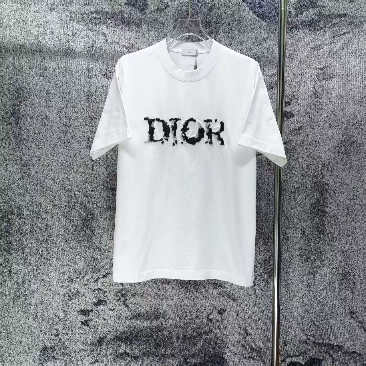 P 110.00 Dior 2026 nuevo estilo primavera y verano, usado a mano, bordado hueco pesado, camiseta de manga corta de 300 …