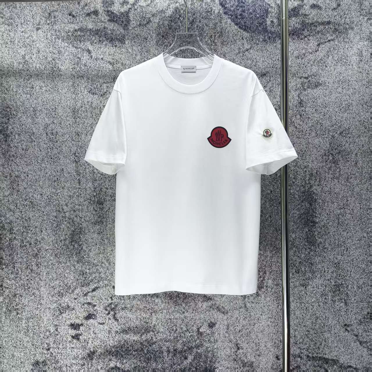 P 85.00 MONCLE* 蒙口 2026 primavera-verano nueva camiseta de manga corta con logo de goma gruesa de felpa, corte holgado …