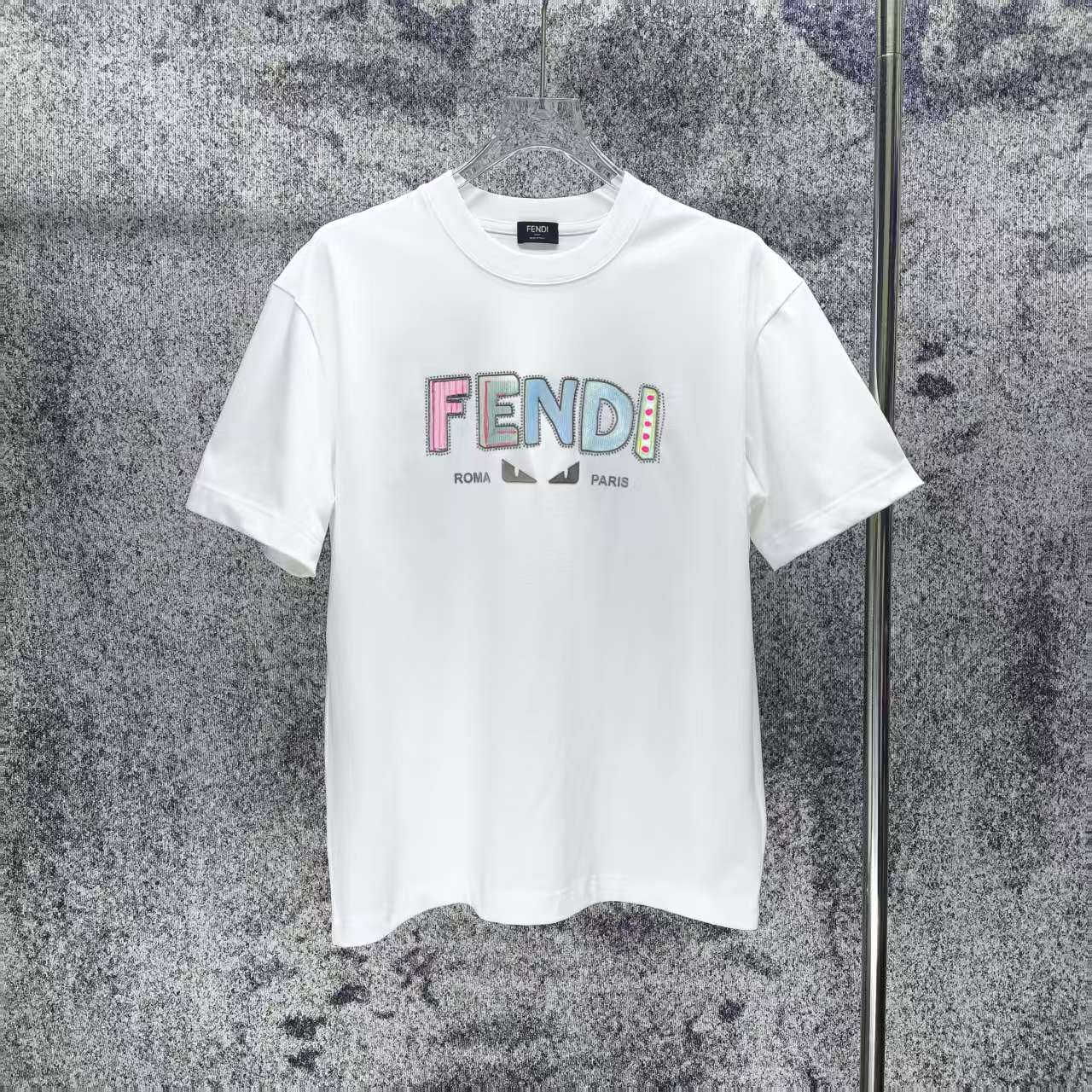P 90.00 Fendi* nueva colección primavera/verano 2026 camiseta de manga corta con logo de parche y strass corte holgado …