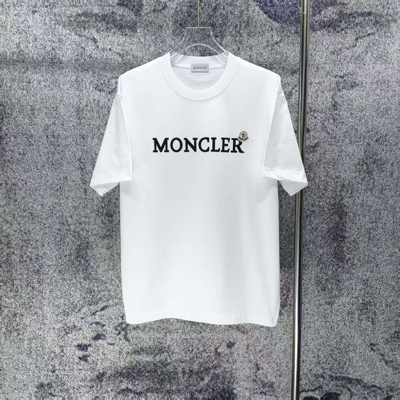 P 90.00 MONCLE* 蒙口 2026春夏新款 植绒logo 短袖t恤 宽松版型男女同款 尺码 S M L XL XXL 黑色 白色