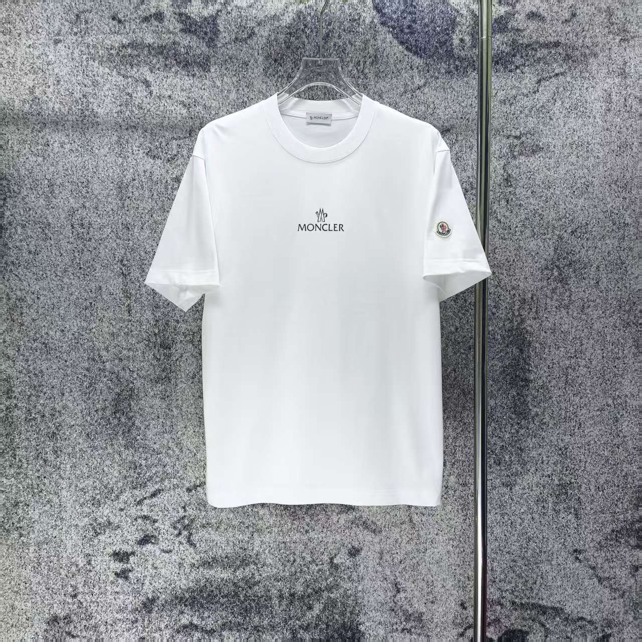 P 85.00 MONCLE* 蒙口 2026春夏新款 硅胶小logo 短袖t恤 宽松版型男女同款 尺码 S M L XL XXL 黑色 白色