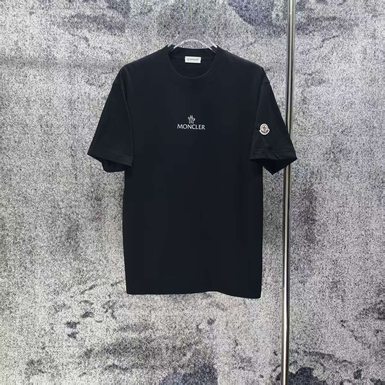 P 85.00 MONCLE* 蒙口 2026春夏新款 硅胶小logo 短袖t恤 宽松版型男女同款 尺码 S M L XL XXL 黑色 白色