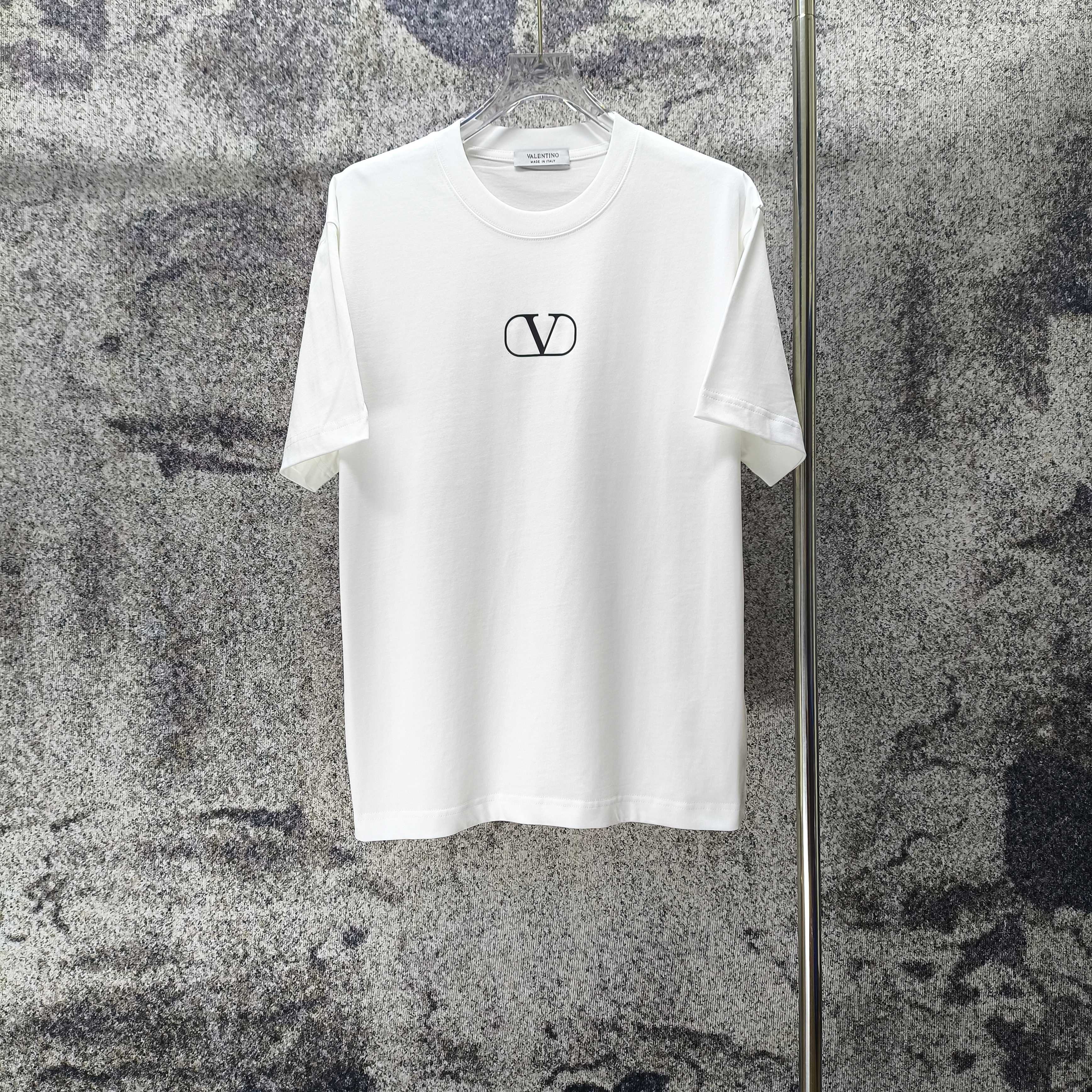 P 85.00 VALEN* Valentino Nueva temporada primavera/verano 2026, camiseta de manga corta con logo pequeño de s…