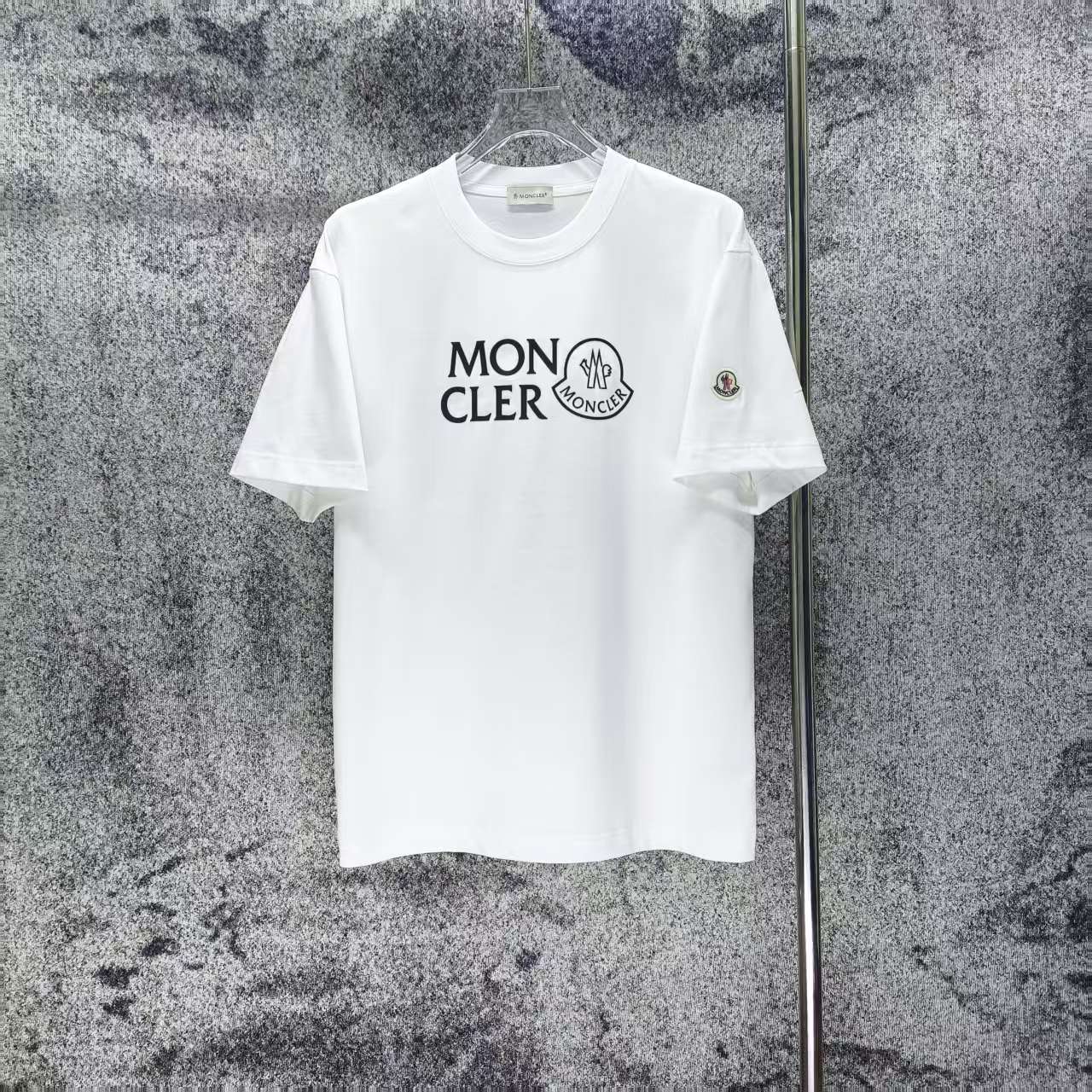 P 85.00 MONCLE* 蒙口 2026 primavera/verano nueva llegada logo de goma gruesa 3D camiseta de manga corta corte holgado uni…