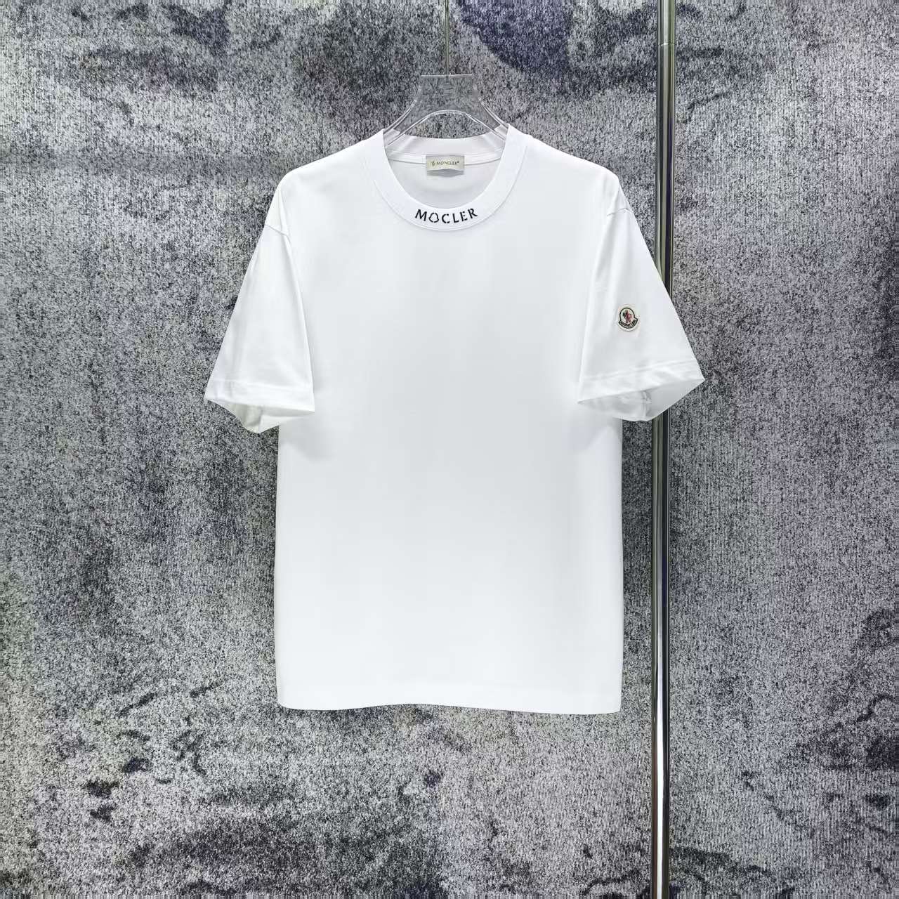 P 85 MONCLE* Camiseta de manga corta con logo pequeño de silicona en el cuello, nueva temporada primavera/verano 2026, …