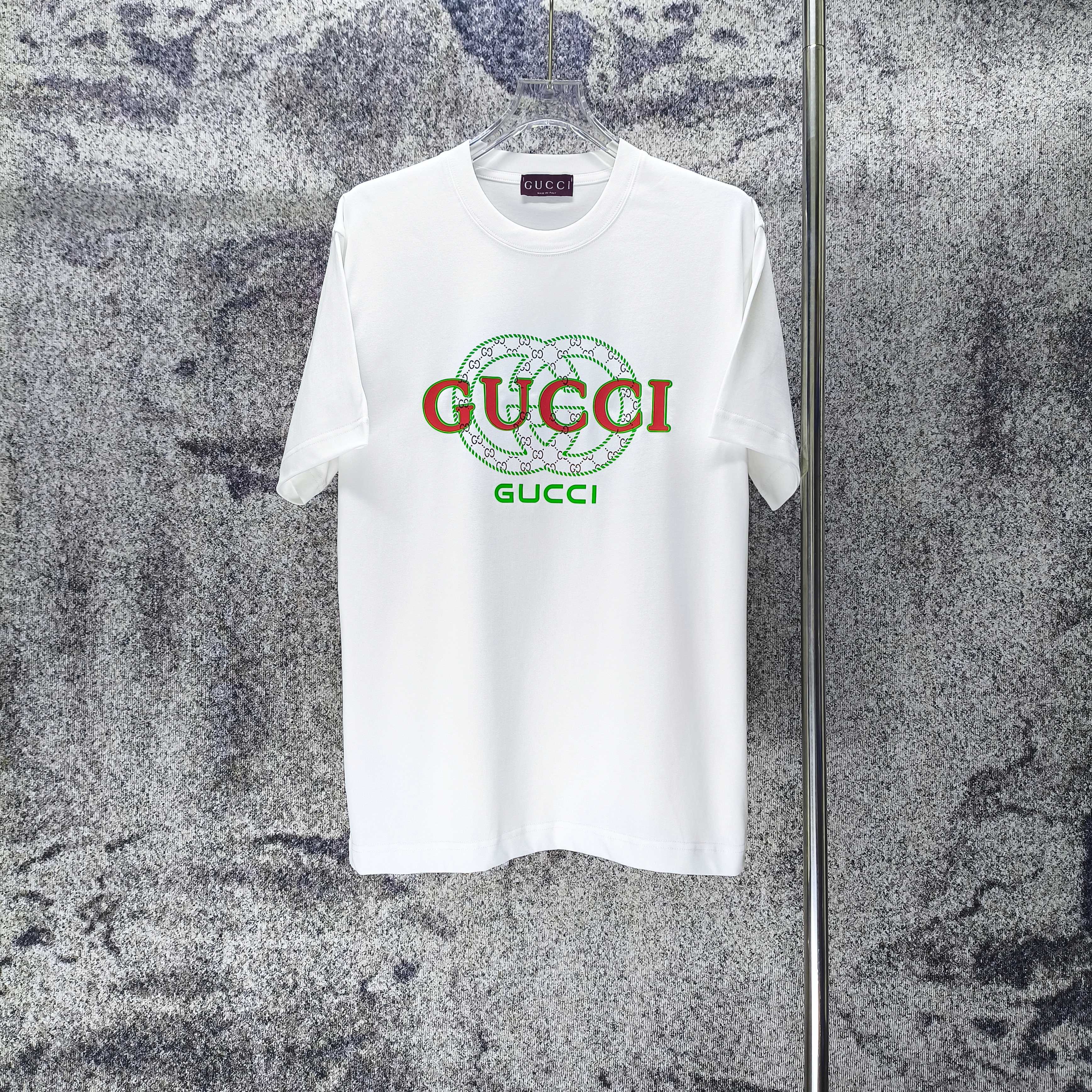 P 90 GUCCI* 古驰 Nueva primavera/verano 2026, logo de goma gruesa en relieve, camiseta de manga corta, corte holgado, uni…