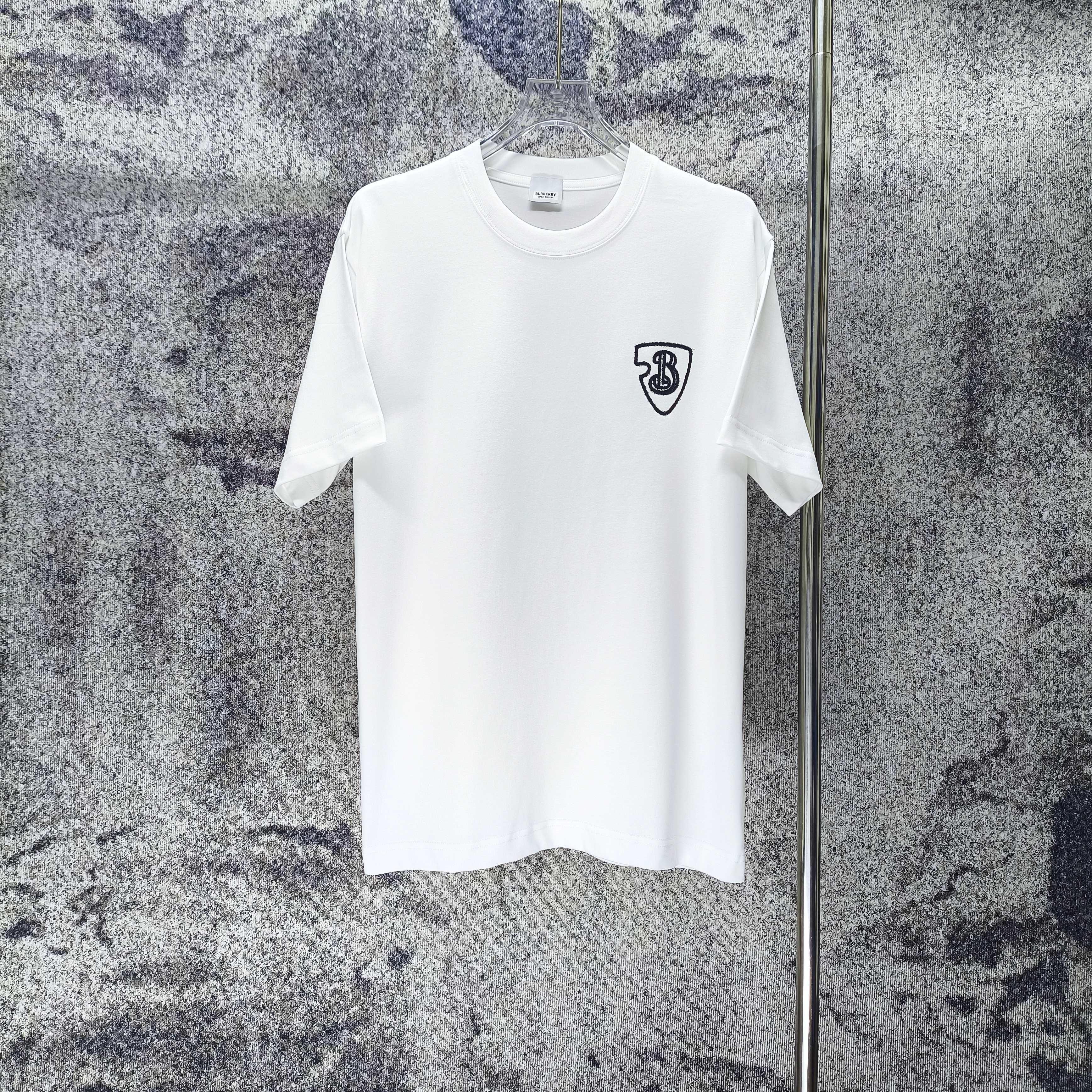 P 85 Bur * Burberry 2026 primavera y verano nuevo estilo estampado logo camiseta de manga corta corte holgado para homb…