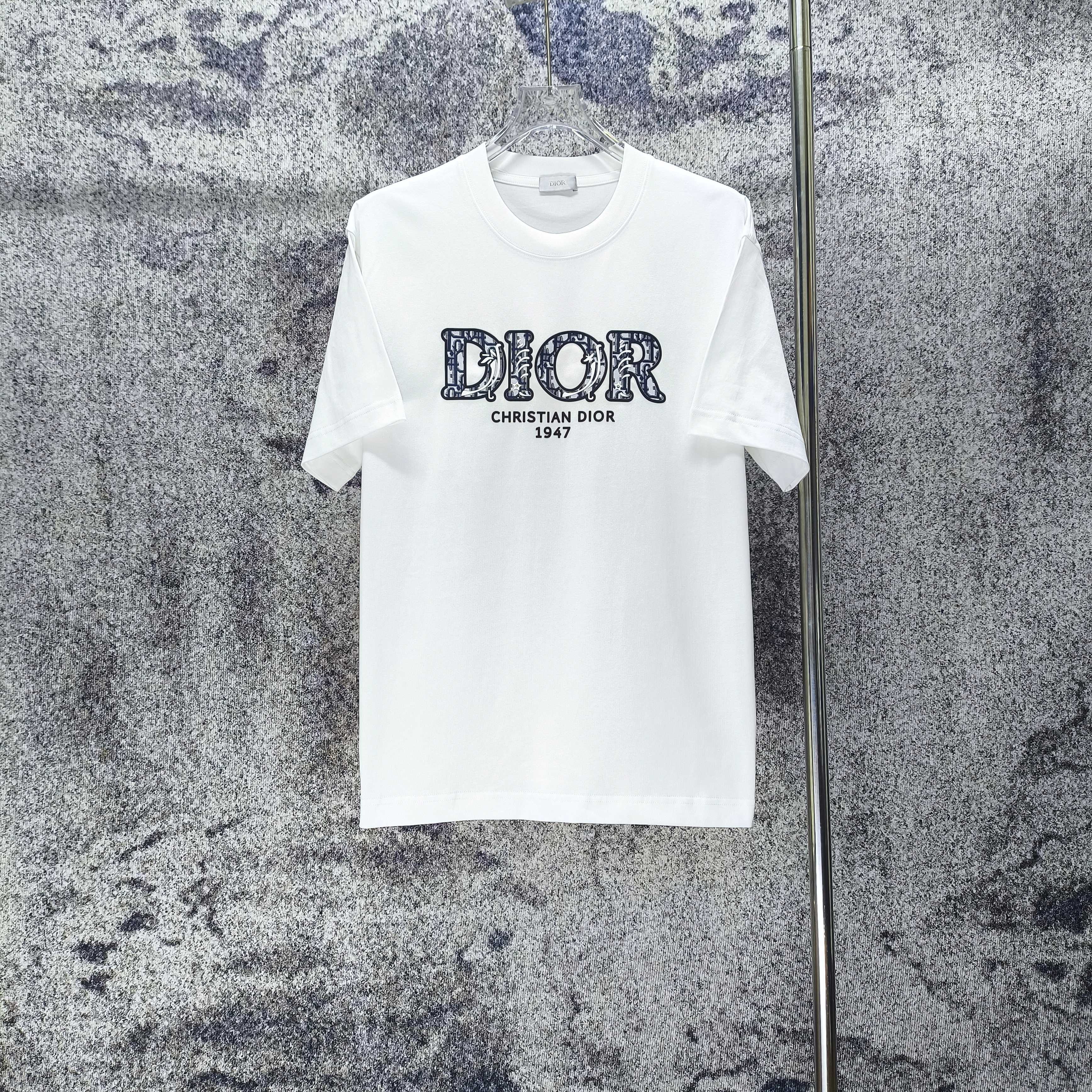 P 90 Dior* Dior 2026 Primavera y verano Nuevo pegamento de placa gruesa➕Parche con logo Camiseta de manga corta Corte h…