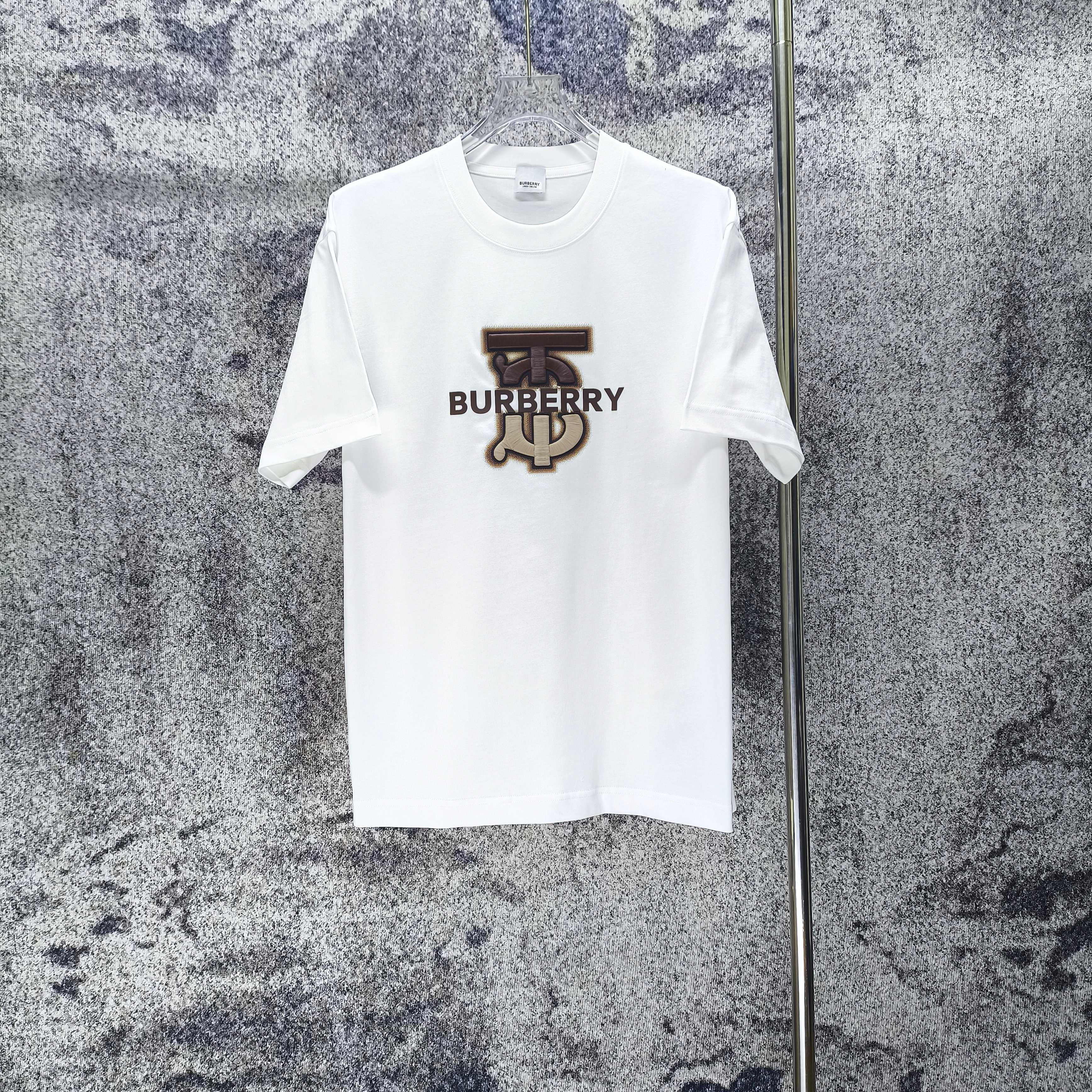P 90 Bur * Burberry 2026 Primavera y verano Nueva camiseta de manga corta con logotipo de placa gruesa bordada tridimen…